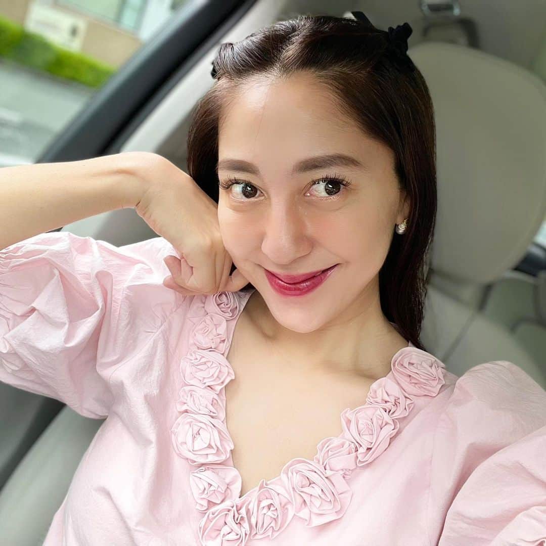 のインスタグラム：「My favorite cosme💛 cheek/ @etvos.jp (マリブオレンジ) @lunasolofficial (アプリコットネクター) Eyeshadow/ @bobbibrownjapan  ヒートレイ,サンフレア  お出かけの日はお気に入りのコスメを 使ってメイクするのも楽しみのひとつ  夏は特に日焼けメイクが好きなんだけれど オレンジチークを塗るだけでも 印象が変わる❤️  明日とっても久しぶりにInstaliveを する予定です🥰 2:00ごろを予定しています🗓 JNHeartsのお洋服のご紹介も兼ねて 皆様とお話しできるのを楽しみにしています❤️ #favoritecosme #bobbibrown #lunasol #etvous」