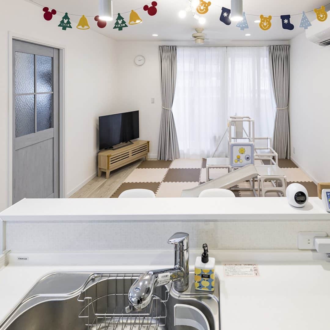 suzukuri さんのインスタグラム写真 - (suzukuri Instagram)「【Viento施工事例】 出産を機に家づくりを考え始めたお宅の素敵な写真をご紹介します。  子供の安全を考え、目が行き届くよう、何度も間取りや動線のプラン作成を重ねたお宅です。 キッチン横の畳の小上がりスペースも、子供の遊び場スペースのあるリビングも、家事をしながらぐるりと見渡せる間取りは参考にしたいですね。  土地の日当たりもよく確認し、南北に抜ける窓を設置したところもお気に入りポイント。 壁や建具をホワイトとブルーグレーを基調としたことで、部屋全体が明るく、広々と感じられます。  家づくりのヒントにお役立てください。  ▶︎Vientoの詳細・資料請求とカスタマイズシミュレーションはプロフィールリンクから。⁠ →@suzukuri.official」6月8日 18時46分 - suzukuri.official