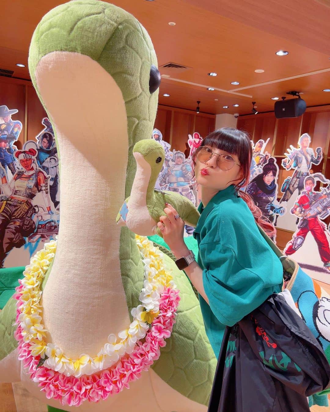 ピンキー！☆藤咲彩音のインスタグラム：「ネッシーの色を意識してあおにゃ誘ってネッシーカフェに行ってきたよ🦕  推しのローバのドリンクがなかったので、オクタンのドリンク頼んだ🥤足が早くなった気がするぜ  グッズ爆買いンキー🛍️ #タワレコ #タワレコ渋谷 #タワレコカフェ #渋谷カフェ #渋谷 #shibuya #apexlegends #apex #ネッシーカフェ #コラボカフェ」