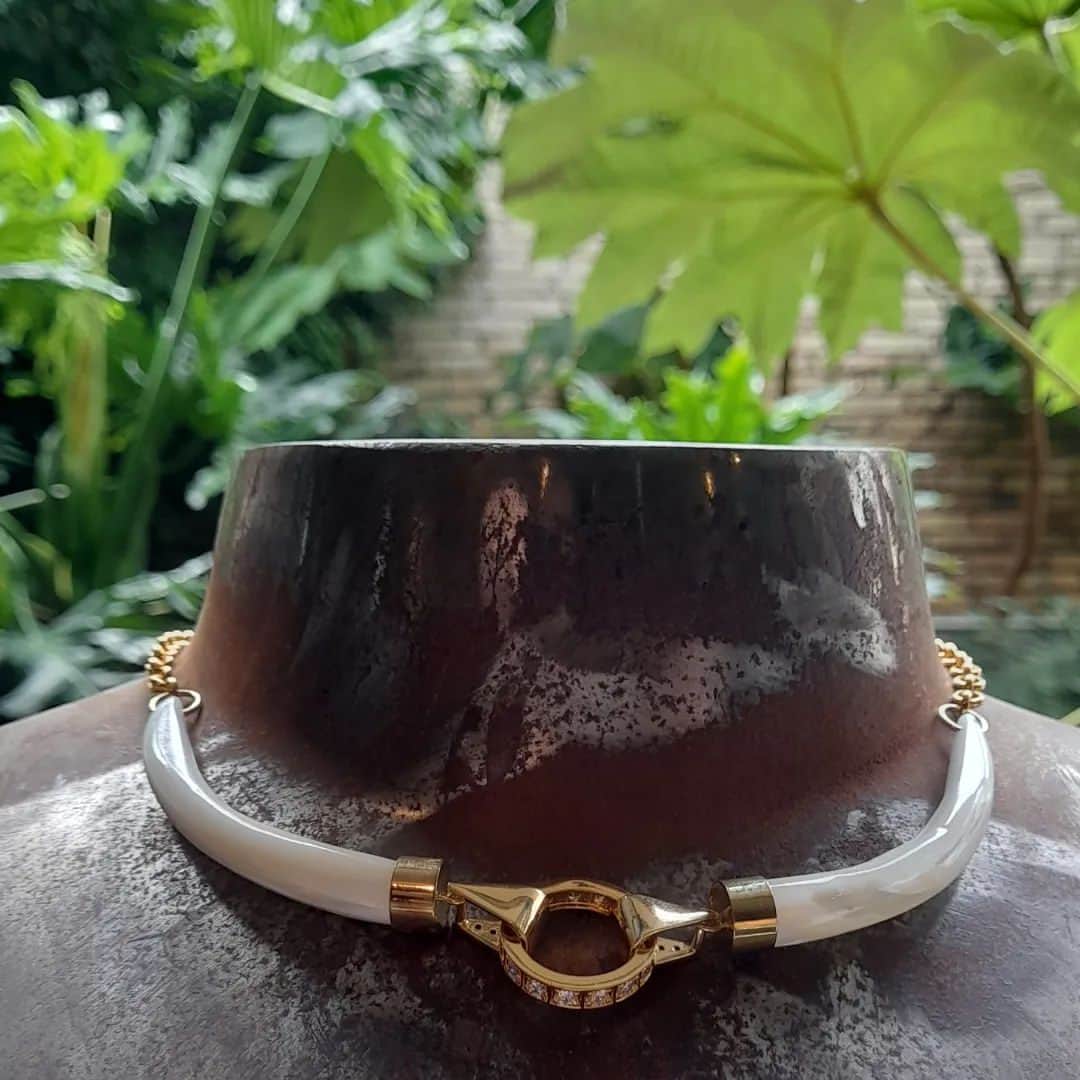 のインスタグラム：「My personal jungle. Be Nomad necklace. Shells and brass gold plated. #iossselliani #iossellianifashionjewerly #junglejewellery #brassjewelry #brassnecklace #shelljewelry #goldplated #goldplatedjewelry #benomad」