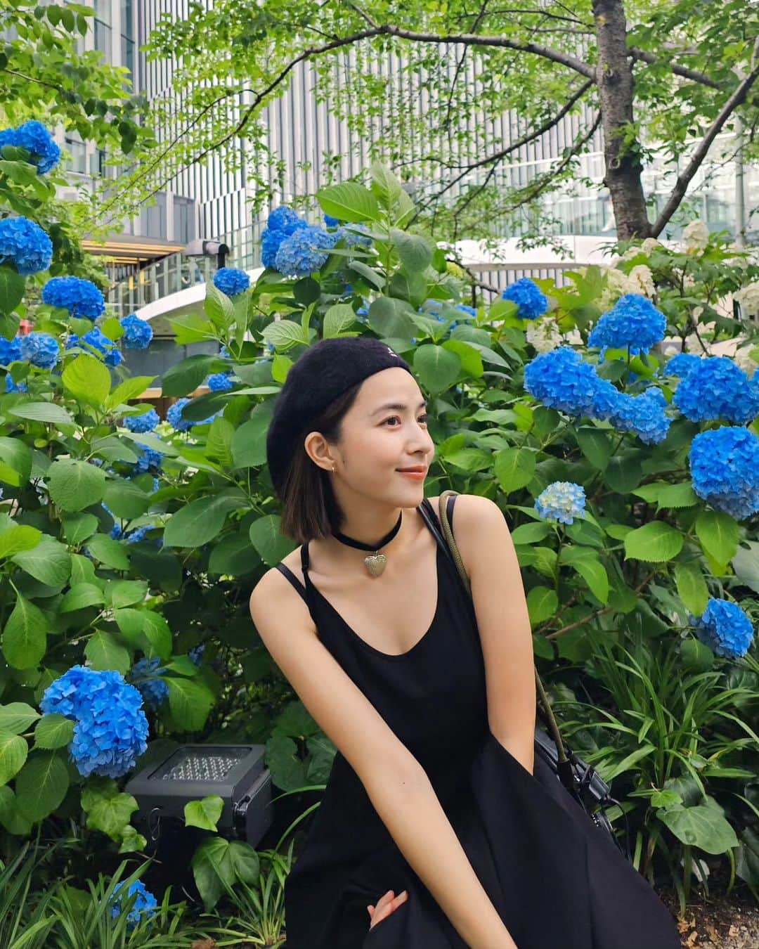 のインスタグラム：「อากาศร้อนก็วิ่งเข้าร้านอาหาร ☺️ โตเกียวทริปนี้เป็นทริปที่อากาศสบายสุดๆ(ยกเว้นวันดีสนี่แลนด์) มีแดดแรงช่วงสายๆถึงเที่ยงแต่ก็มีลมเย็นโชยมาเอื่อยๆเดินเล่นได้สบายไม่ร้อนเกินไป . พออากาศดีดอกไม้ก็พร้อมใจกันบานโดยเฉพาะเจ้าดอกไฮเดรนเยียบานสะพรั่งตามสองข้างทางจนอดใจที่จะถ่ายรูปคู่ไม่ได้จริงๆ :)  #zvpvacation」