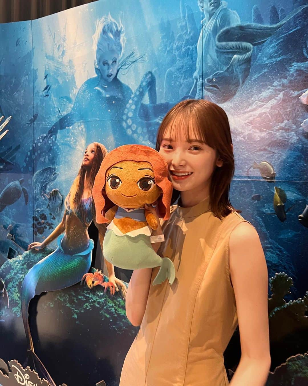 橋下美好のインスタグラム：「🧜‍♀🫧  妹と『リトル・マーメイド』の試写会にいってきた♡  アニメを子供の頃に少しだけ観てたくらいで、 いざ映画を観たんだけどめっちゃ面白い！見入った！  最後は家族の愛に感動しすぎて涙堪えるのに必死😭 地と海の共存やアリエルの好奇心、活発な行動力、仲間の理解など 勉強になることもいっぱいだったなと思う。  絶対に観に行ってほしい！ ハリー・ベイリーさん、アリエルだったなぁ🧜‍♀♡  明日6月9日から全国劇場にて公開だよ〜！  #リトルマーメイド#アリエルと新しい世界へ#ディズニー#PR」