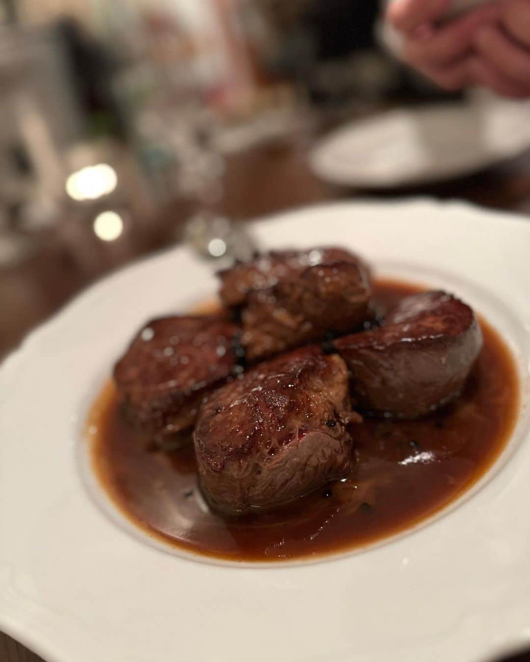 迫田愛子さんのインスタグラム写真 - (迫田愛子Instagram)「⁡ 最高に美味しいレストラン🩷 ⁡  ずっと気になっていたレストランにお友達がお誕生日祝いに連れて来てくれました🍷 ⁡ @orlando_oguland シェフの本も持っているの🩷  シェフの雰囲気も、お料理も最高でした‼︎  次の予約いただきました🥰」6月8日 18時49分 - aiko_esnail