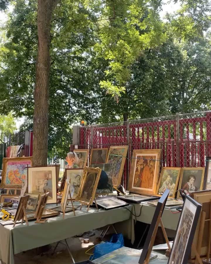 のインスタグラム：「Fleamarket in Paris🪑🇫🇷 パリの蚤の市。 この3ヶ月でいーーーっぱい 色んなFleamarketにいってきた😍  蚤の市情報ってあんまりなかったりするし あってもサイトはフランス語だったりする。 歩いてたらたまたま見つけたりして、 住まないとわからなかった蚤の市もたくさんある！  土曜日、日曜日は道にこんな風に 道端にお店を出してアンティーク、ヴィンテージの ものが沢山売ってるの😆  家具とかも古いけどすごく味があっていいもの沢山。 でもやっぱり100年前のとかのものもあるから すぐ壊れたりするから、そこはちゃんと見る事が大事👀  値段交渉したら大体は安くしてくれるよ🤣  フランス人は新しいもの好きというより、 古い物を受け継ぐ文化。  古い物には価値があるという考え方。 それは人に対してもそう思う。 色々な経験してたり、 中身のある人の方が好かれるなぁと思う。 しっかりと自分を持ってたり。 皆のファッションを見ててもそんな感じがする。 誰1人として同じような格好の人とかいない。  みんな自分らしさの表現が上手。 　  でも日本人も負けずとファッションが すごい文化だなぁとも思う🇯🇵 でもそれと同時に流行がとても好きな国だと思う！ 　  私は流行と自分らしさをミックスするスタイルが好き。  流行ってるからこれが欲しい！とは全然思わない。 それより自分に似合うか、 自分らしさがあるとかそういう方がすき。 皆と一緒になる。というのは昔から好きじゃない。😂  自分らしさがどこか欲しい。  ファッションやジュエリーは 自分を表現できるアイテムの一つ。  みんなが私のジュエリーをつけて 自分らしさを表現する一つとして ファッションを楽しんでもらえたら嬉しいなぁ。 石からパワーってもらえるから😍  女性が輝けるジュエリーは私は作りたい🥰❤️  #brocante#fleamarket#fleamarketparis #paris#france#vintage#antiques #蚤の市#パリ#フランス#パリ短期留学」