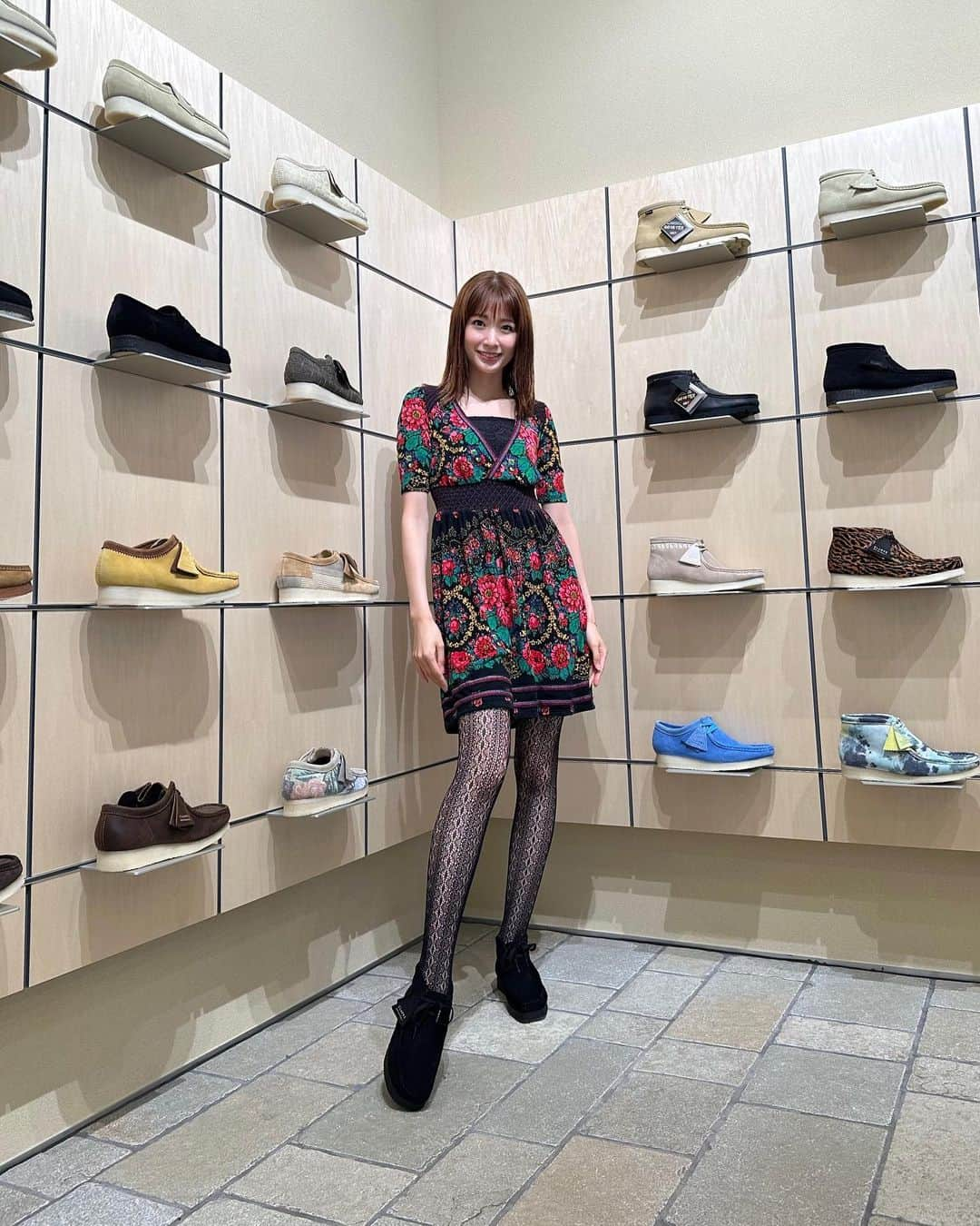 杉枝真結のインスタグラム：「☺︎ 大好きな京都にやってきたよーーー🥰 明日6月9日 @clarksoriginals 京都店のオープンに先駆けて リアルストアへ伺わせていただきました👟 スタイリッシュな店内、とっても素敵でした✨  カジュアルとガーリー、どちらのファッションにも👗 自然と馴染んでくれて、履き心地も抜群だし！ 足元のオシャレと機能性の両立、本当に大事。  派手なレースタイツを合わせたスタイルも お気に入りなコーディネートになりました🫢🤭  #クラークスオリジナルズ #クラークス #クラークスオリジナルズキョウト」