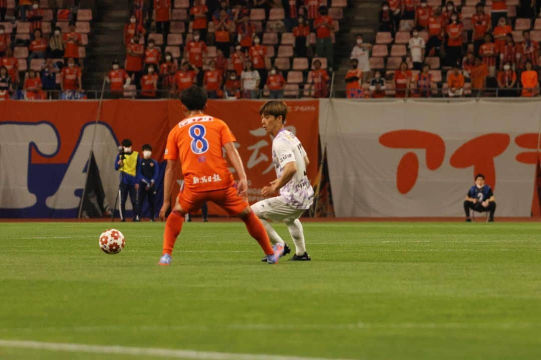 松本翔のインスタグラム：「. 天皇杯2回戦 ／ vs アルビレックス新潟 (0-1)  またこの舞台に戻って来たい。その想いと情熱は心の中で灯し続けて、自分がたどり着くことは難しいかもしれないけど、毎日を積み上げて上を目指し続ける。誰よりも向き合え自分と。  この地から、滋賀からJリーグへ。  #レイラック滋賀#11#滋賀#アルビレックス新潟 #天皇杯#JFL#Jリーグ#サッカー選手#こども園」