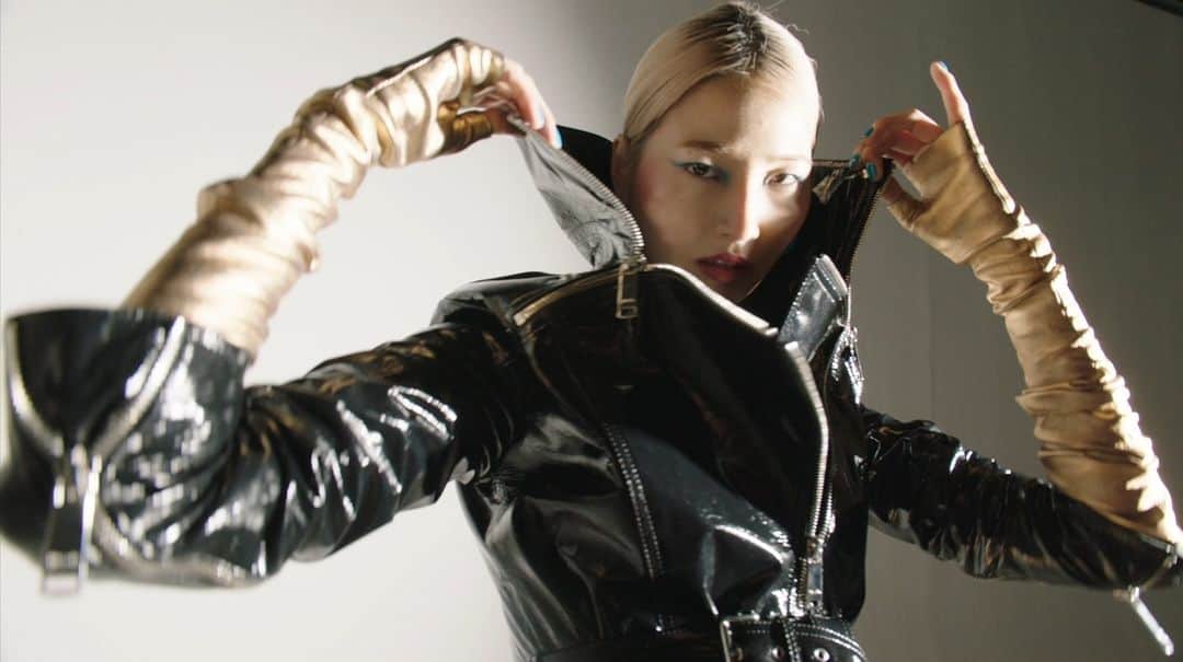ジトロワのインスタグラム：「IT’S OUT, NOW! | featuring our ‘Mantra Jacket’ from our new FW 23-24 collection available on Jitrois.com #jitrois Thanks @po___et  Sounds @scratchclart @calistakazuko」