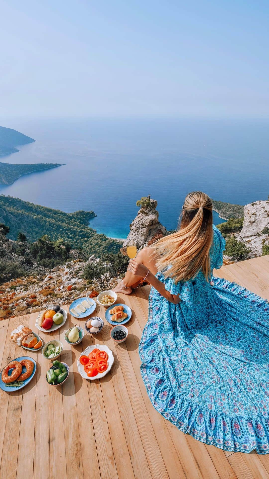 Izkizのインスタグラム：「Breakfast with a view 🍳 🥐 ☕️」