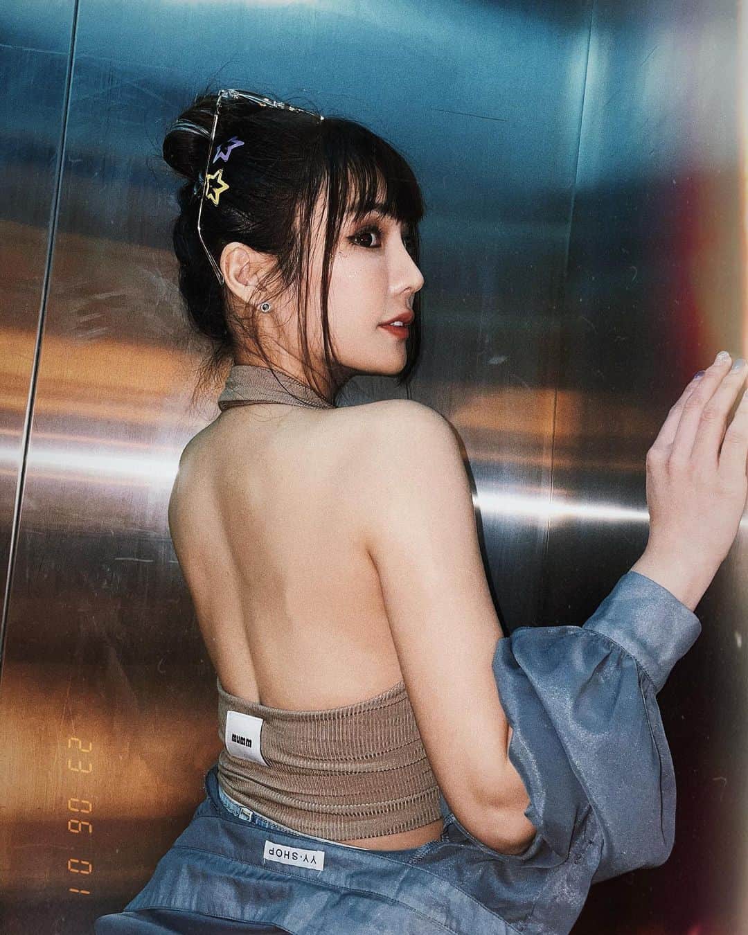琳妲さんのインスタグラム写真 - (琳妲Instagram)「👓🛗 原來電梯很好拍  #校園主持 #義守大學  背心 @the.mumm.official  眼鏡 @kevin0204660」6月9日 0時20分 - linda831212