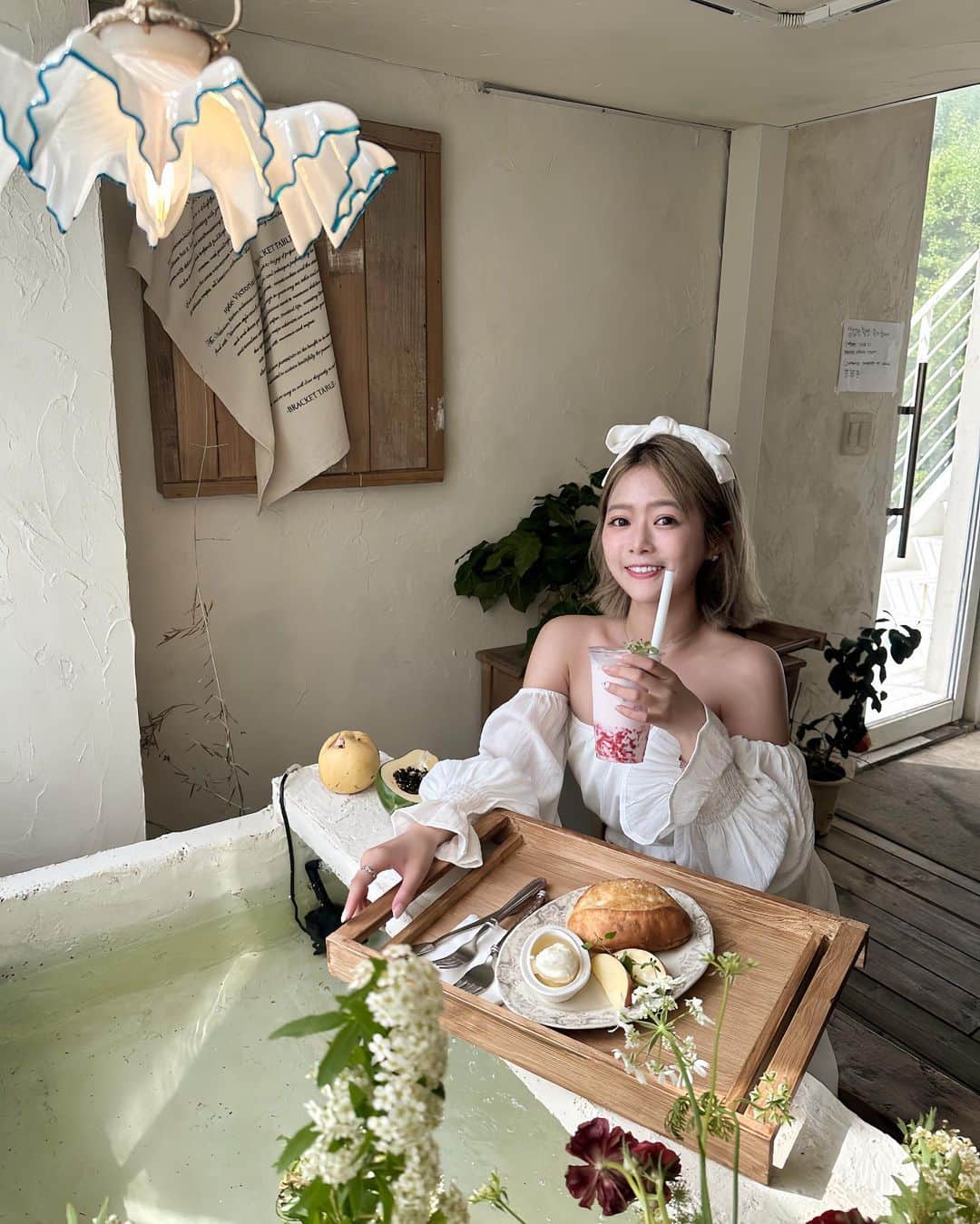 徐薇涵（Wei Han Xu）さんのインスタグラム写真 - (徐薇涵（Wei Han Xu）Instagram)「🇰🇷首爾延南洞的咖啡廳 Bradys☕️ 歐某 太美了甜點好吃飲料也好喝 圖8是拍別人的🤣那個🍎太可愛 不過我跟夢都不吃甜點 就點了麵包😋  #海豚游到韓國 #韓國咖啡廳」6月9日 0時20分 - pppig