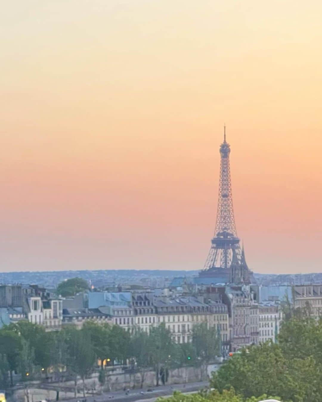 君島十和子さんのインスタグラム写真 - (君島十和子Instagram)「〈時差投稿🙇‍♀️〉 ブリュッセルの 授賞式から帰って…  宿泊先の最上階の 「ル  トゥ パリ」 パリは夜10時頃にやっと 暮れて来るので、 刻々と変わる空の色と街の景観を 眺めながらの🍽️夕食。  #パリの夕暮れ #お酒が飲めないのが残念 #天候に恵まれました #ブリュッセル駅も #パリノルド駅も #怖い雰囲気 #平和ボケを自覚 #緊張してさすがに #隣国へ日帰り」6月8日 19時02分 - ftcbeauty.official