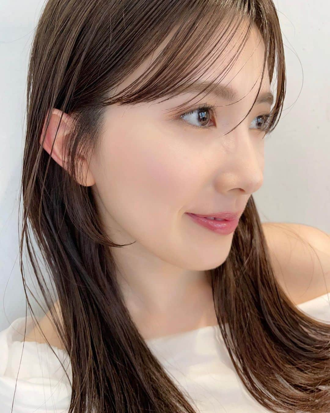 濱田あおいさんのインスタグラム写真 - (濱田あおいInstagram)「. . 実は前髪切りました💇🏻‍♀️🩷 気付いてる人いたかな？？？  前撮り前にやりたい髪型のイメージに 合わせて目にちょっとかかるくらいの長さに！ 久しぶりにちゃんと前髪作ったら 若返って見える気がする！笑  分かりやすいように前髪ノーセットの 写真も載せておきます🌼  後ろは結婚式に向けて伸ばし中！ 夏しんどそうなくらいすでに伸びてきた(笑)  さっちゃん @sachiko01270727  いつもありがとうーっ❣️  この日使ったコスメも載せておきます◎ やはりアイカラーレーション15の キラキラめっちゃかわいい💎  ▼ ルナソル/アイカラーレーション 15 Flawless Clarity ¥6,820  ▼WHOME/ブレンドチークカラー ラベンダーシフォン ¥1,980  ▼ AMUSE/ジェルフィットティント 08 ゴージャスモーヴ ¥2,200（Qoo10定価）  #イメチェン#イメチェンカット#バングカット#透明感ヘア#透明感メイク#ルナソル#アイカラーレーション#アイカラーレーション15 #WHOMEE#ブレンドチークカラー#AMUSE#アミューズ#ジェルフィットティント#ティントリップ#ブルベメイク」6月8日 18時55分 - aoihamada