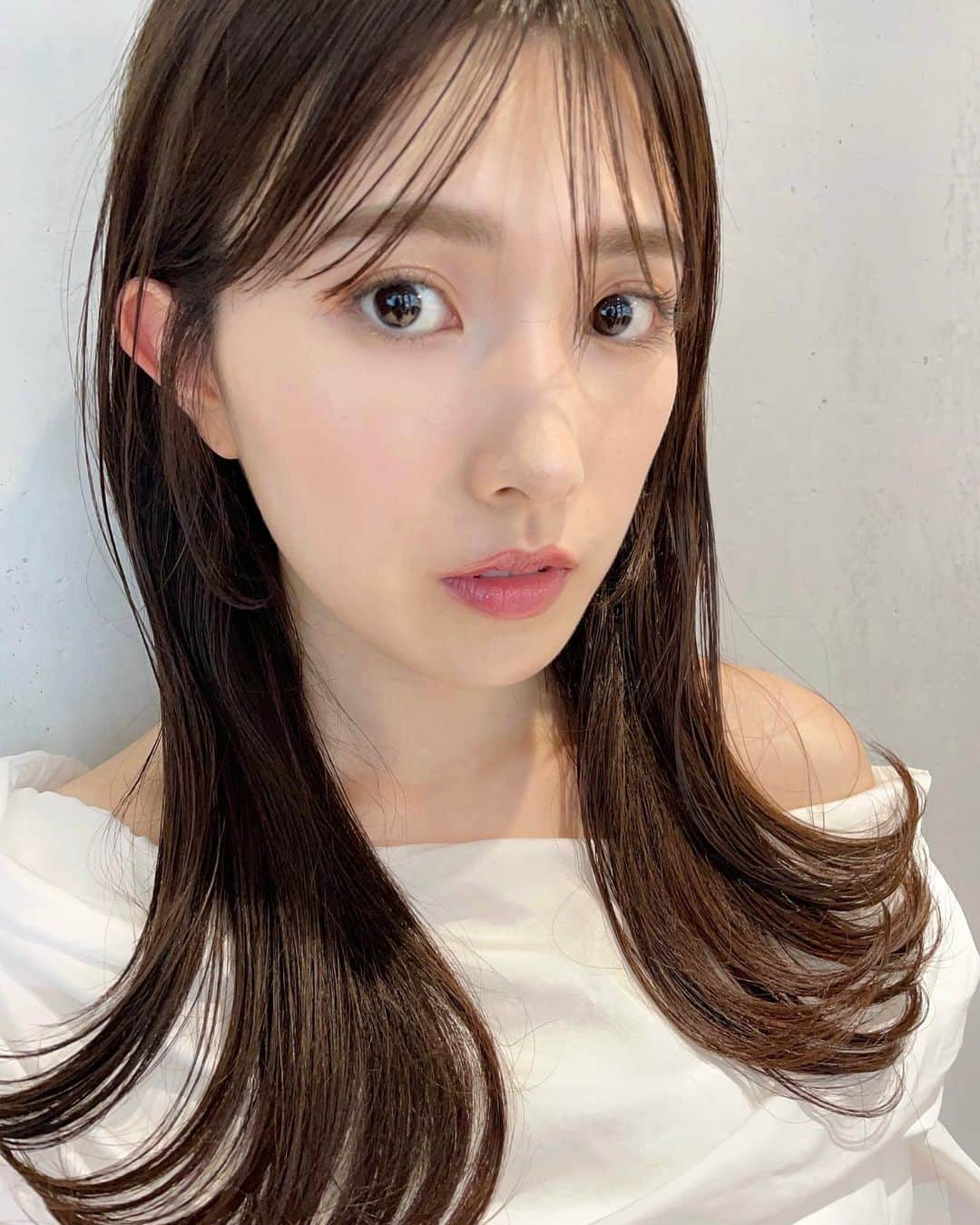 濱田あおいさんのインスタグラム写真 - (濱田あおいInstagram)「. . 実は前髪切りました💇🏻‍♀️🩷 気付いてる人いたかな？？？  前撮り前にやりたい髪型のイメージに 合わせて目にちょっとかかるくらいの長さに！ 久しぶりにちゃんと前髪作ったら 若返って見える気がする！笑  分かりやすいように前髪ノーセットの 写真も載せておきます🌼  後ろは結婚式に向けて伸ばし中！ 夏しんどそうなくらいすでに伸びてきた(笑)  さっちゃん @sachiko01270727  いつもありがとうーっ❣️  この日使ったコスメも載せておきます◎ やはりアイカラーレーション15の キラキラめっちゃかわいい💎  ▼ ルナソル/アイカラーレーション 15 Flawless Clarity ¥6,820  ▼WHOME/ブレンドチークカラー ラベンダーシフォン ¥1,980  ▼ AMUSE/ジェルフィットティント 08 ゴージャスモーヴ ¥2,200（Qoo10定価）  #イメチェン#イメチェンカット#バングカット#透明感ヘア#透明感メイク#ルナソル#アイカラーレーション#アイカラーレーション15 #WHOMEE#ブレンドチークカラー#AMUSE#アミューズ#ジェルフィットティント#ティントリップ#ブルベメイク」6月8日 18時55分 - aoihamada