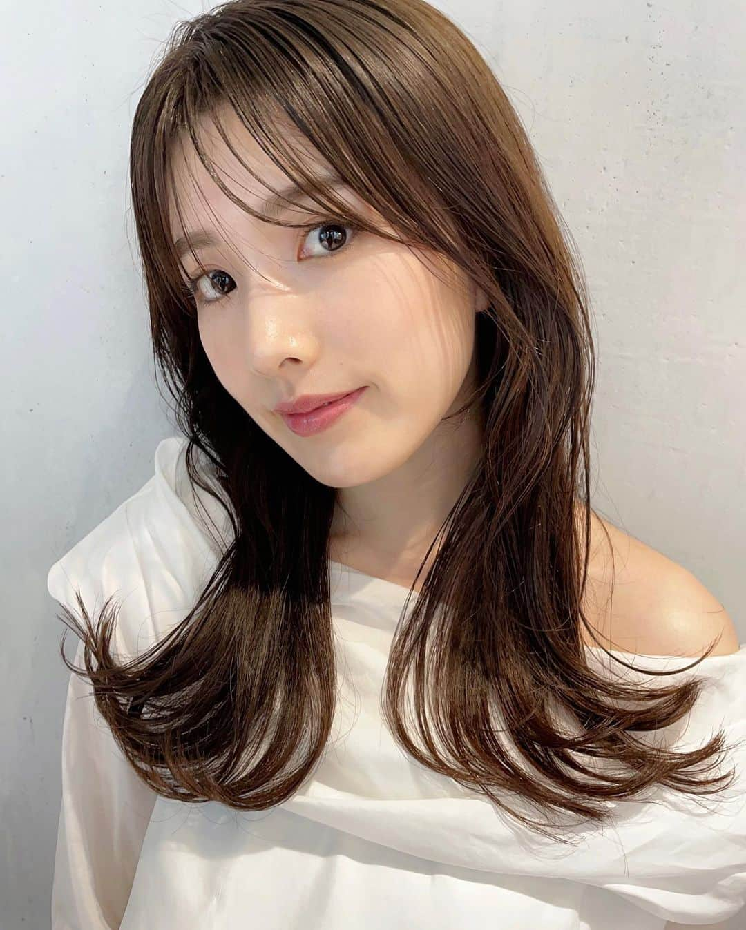 濱田あおいさんのインスタグラム写真 - (濱田あおいInstagram)「. . 実は前髪切りました💇🏻‍♀️🩷 気付いてる人いたかな？？？  前撮り前にやりたい髪型のイメージに 合わせて目にちょっとかかるくらいの長さに！ 久しぶりにちゃんと前髪作ったら 若返って見える気がする！笑  分かりやすいように前髪ノーセットの 写真も載せておきます🌼  後ろは結婚式に向けて伸ばし中！ 夏しんどそうなくらいすでに伸びてきた(笑)  さっちゃん @sachiko01270727  いつもありがとうーっ❣️  この日使ったコスメも載せておきます◎ やはりアイカラーレーション15の キラキラめっちゃかわいい💎  ▼ ルナソル/アイカラーレーション 15 Flawless Clarity ¥6,820  ▼WHOME/ブレンドチークカラー ラベンダーシフォン ¥1,980  ▼ AMUSE/ジェルフィットティント 08 ゴージャスモーヴ ¥2,200（Qoo10定価）  #イメチェン#イメチェンカット#バングカット#透明感ヘア#透明感メイク#ルナソル#アイカラーレーション#アイカラーレーション15 #WHOMEE#ブレンドチークカラー#AMUSE#アミューズ#ジェルフィットティント#ティントリップ#ブルベメイク」6月8日 18時55分 - aoihamada