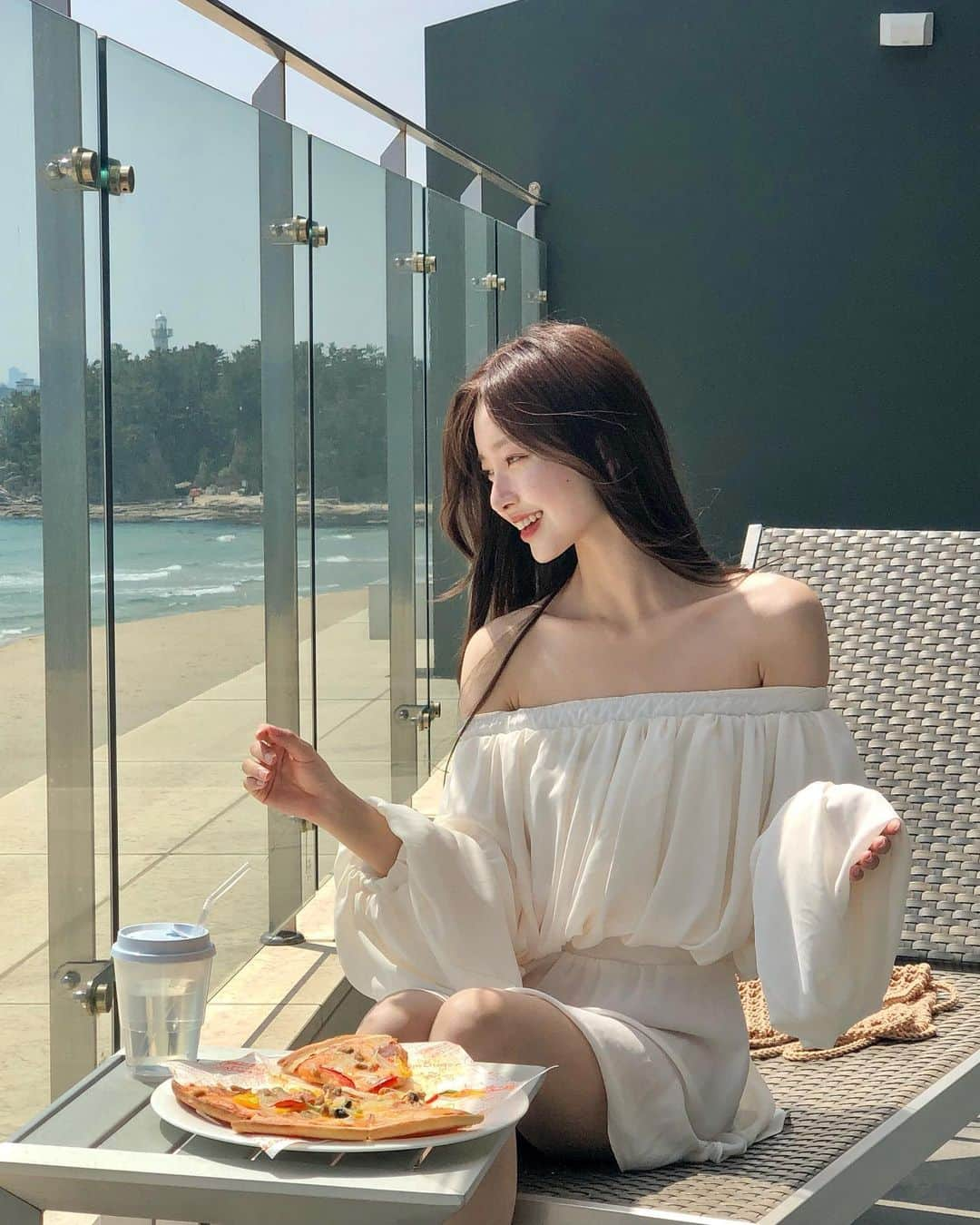 キム・ナヒさんのインスタグラム写真 キム・ナヒinstagram 「 숙소제공 오랜만에 찌인하게 힐링하고 온 이곳 🏊🏻 르네블루by워커힐 입니다 한적한 바다 앞 파도