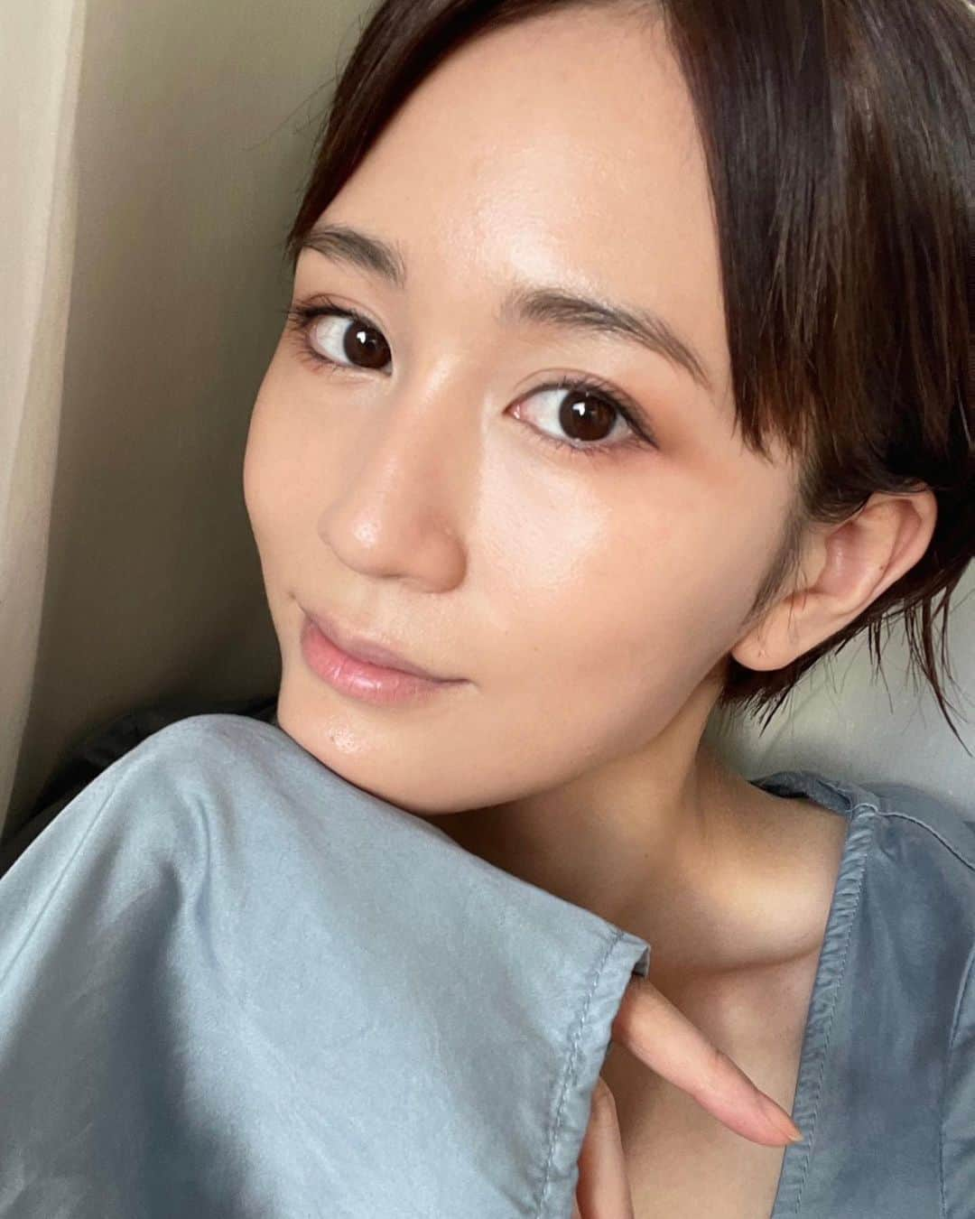 前田敦子さんのインスタグラム写真 - (前田敦子Instagram)「. 私のこの夏一番おすすめの日焼け止めは  SK-II「アトモスフィア CC クリーム」 SPF50 / PA++++   日焼け止め効果と化粧下地効果を両立  ウメ果実エキスやナイアシンアミドなど保湿成分と、SK-IIピテラ™️*配合でスキンケア成分たっぷりで肌を労わりながら綺麗に見せることができさらっとつけれて肌なじみがとにかくいいです。 しかもヨレないカバー力これ大事ですよね。  日焼け止めは私は年中無休で使いたいので ありがとうございますだよ本当に👏🌞 オフの日はこれ一本で凄く助かってます。  要チェックです！  ピテラ™：特別な酵母の株から、独自のプロセスで発酵させ生み出した、SK-IIだけの天然由来成分（SK-II独自のガラクトミセス培養液－整肌保湿成分）  @skii  「フェイシャル トリートメント エッセンス (30mL)」とセットのトライアルキットも5月20日から発売しているそうです🍋   #アトモスフィアccクリーム #ccクリーム   #日焼け止め #ベースメイク #SKII  #スキンケア #ノーファンデ #クリーム  #化粧下地  #ツヤ肌 #美白ケア #紫外線対策」6月8日 18時55分 - atsuko_maeda_official