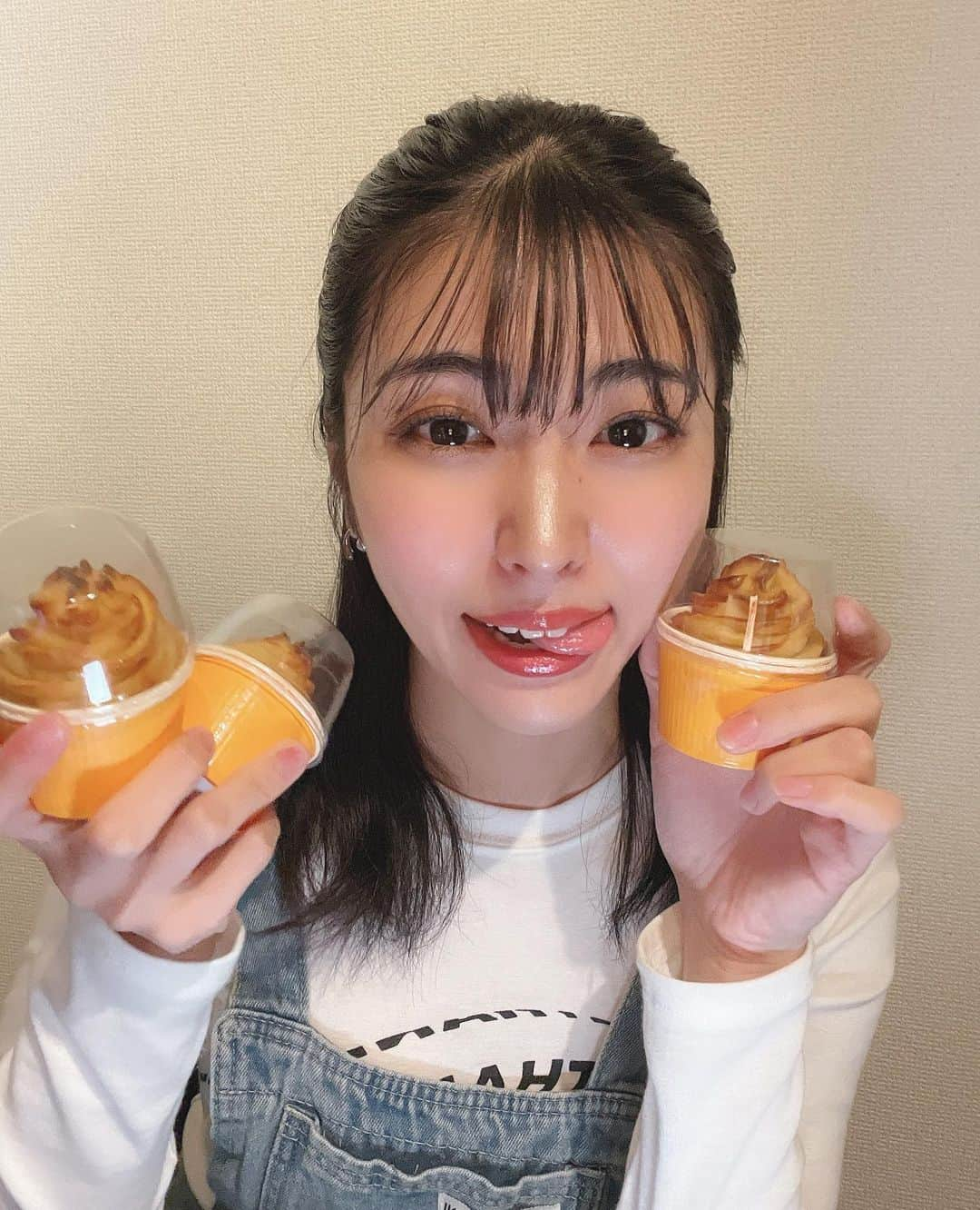 遊上なばなのインスタグラム：「芋乃屋さんのスイートポテトいただきました。 美味しすぎるから共有。  上の部分の焼き加減とその食感だけで十分に満足してるのに スプーンでそのさらに奥をすくってみたらトロトロ濃厚なスイートポテトが登場して、度肝抜かれた。 これ嫌いな人いない。みんな好き。 めっちゃめちゃ美味しいから また今度お取り寄せしよ。🍠♡  一気にペロリでしたw 朝ごはんとかにもよさそう。 ちょうどいい。 夜の別腹にもいい。  よし、明日からダイエットしよ。ww  PR @imonoya2014  #셀카 #셀피 #셀기꾼 #셀스타그램  #일상 #굿밤 #잘자요 #night  #데일리룩 #데일리 #me #sweets  #焼き芋専門店 #スイートポテト  #通販スイーツ #おうちスイーツ  #スイーツギフト #sweet  #焼き芋好きな人と繋がりたい  #お取り寄せスイーツ #芋乃屋 #instayum  #yummy #love  #맞팔  #トリドリベース #followme #photooftheday  #japanesegirl #japanese ☁︎☁」