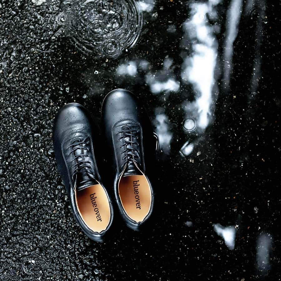 struct by blueover さんのインスタグラム写真 - (struct by blueover Instagram)「梅雨時期の外出は億劫になる。それは大切な靴が雨でぬれてしまうから。 そんな時期には、marcoがちょうどよくなる。 marcoのアッパーで使用している防水レザー。 表面にテフロンを塗布するわけではなく、革の繊維に防水剤を染み込ませて鞣すため、革が存在する限り防水効果は持続する。そんなmarcoだと雨の日も気にせずに出かけられる。  #雨の日  #sneakers #blueover #osaka #Simple #madeinjaapn #japan #leathershoes #sneaker」6月8日 19時00分 - blueover_struct