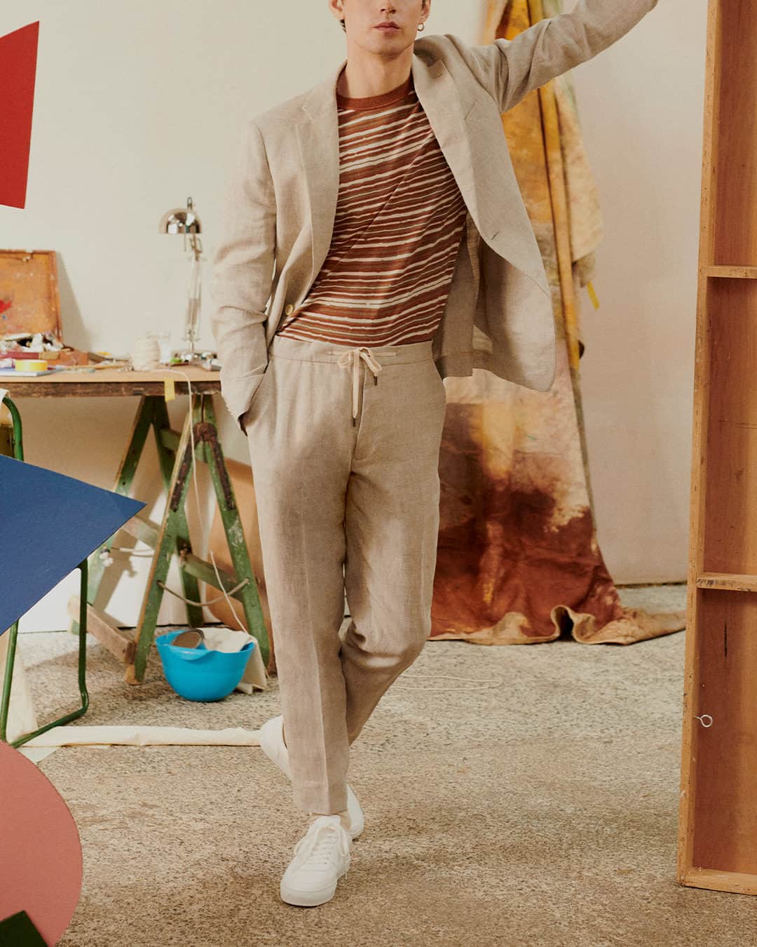 MR PORTERのインスタグラム：「If you’re not already a fan of drawstring pants, we’ll wager that’s probably because you’ve never tried the right pair on. Consider these from @mrp as a stylish initiation. Crafted from a linen blend, they have all the comfort of sweatpants with none of the sloppiness. They will look the part when worn with a subtly coloured merino tee, or – even better – as part of a louche-looking suit, finished off with some clean and simple white sneakers.  Tap to shop and head to the bio to discover the latest arrivals from Mr P.」