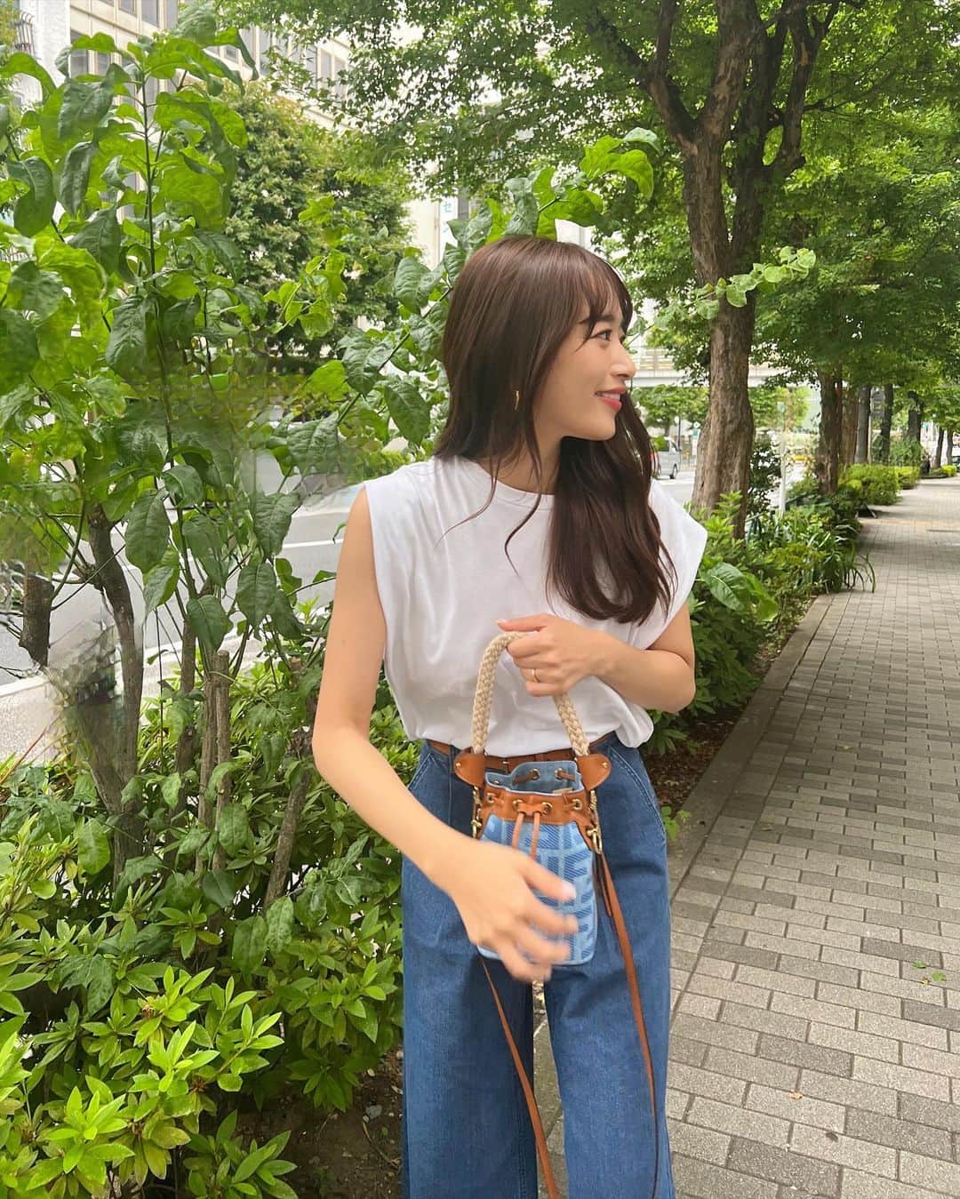 近藤千尋のインスタグラム：「今日もお疲れ様でしたん🥱🌳✨  @fendi 🧳 明日はラヴィットとアップ⤴️ 生放送です、みてね🩵📺 またまた雨が心配だねぇ☔️😢💦  ⚠️私の偽物さんのインスタがあるみたいだけど 私は裏垢とかないタイプの人です🥹笑 このアカウント以外は、私じゃないので よろしくお願いします🙇‍♀️💗💗  教えてくれた方々ありがとうございます❣️  お仕事前に代々木八幡宮へ！大好きな場所⛩️🤍 パワーいただきました😘」
