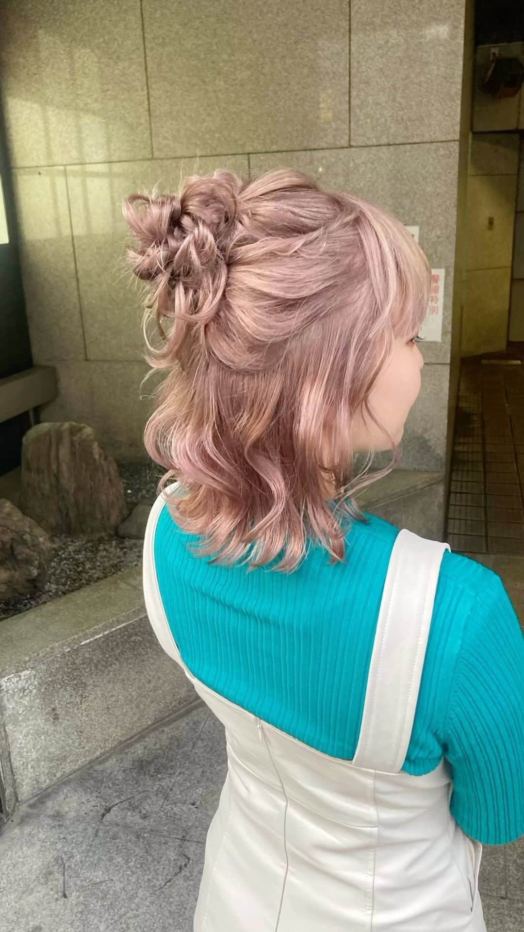 カワノ ヨウヘイのインスタグラム：「少しデザインを入れたハーフアップお団子ヘア✨ ✴︎ 簡単なのにオシャレに見えて、ハイトーンでも少し暗めカラーでも可愛いのでぜひ✨✨ ✴︎ ✴︎ 全編はボクのオンラインサロンで公開です✨ ✴︎  ✴︎ ✴︎  GATE.（月火土） 大阪市北区堂山町1-5 B1 ✴︎ TRUNK（水木金日） 大阪市西淀川区野里3-2-19 1F ✴︎ 大人カワイイカラーとヘアアレンジで最高に可愛くさせていただきます✨ ✴︎ ダメージレスなブリーチに透明感あるカラーが得意でお仕事の都合で明るくできない方にも最適なカラーをオススメします✨ ✴︎ 質問や気になることはお気軽にDMしてください。  #大阪美容室#大阪美容師#梅田ヘアアレンジ#御幣島ヘアアレンジ#インナーカラー#デートアレンジ#カジュアルヘアアレンジ#ヘアアレンジ#梅田美容室」