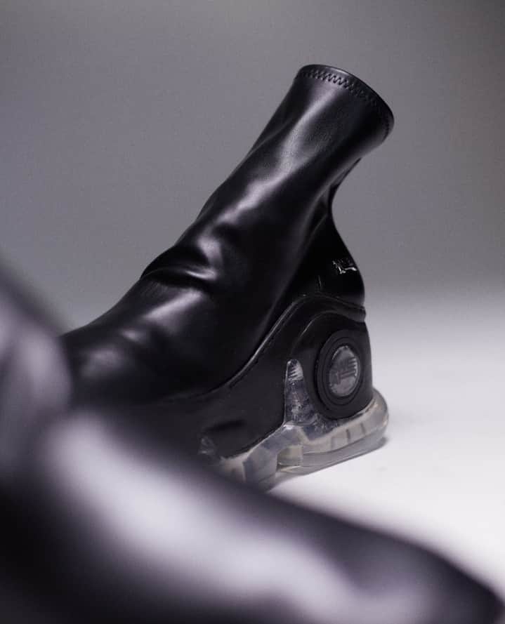 スウェアのインスタグラム：「AIR REV. XTRA BLACK back in stock 🔥」