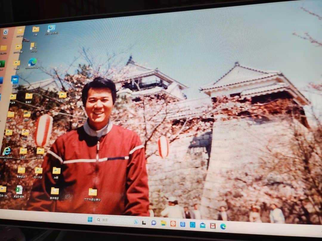 ナカムラ建設のインスタグラム：「今日は誕生日。 今日だけpc画像に。　 何十年前か、、行った松山。 若いね、、。 いつまでも元気でいてね。」