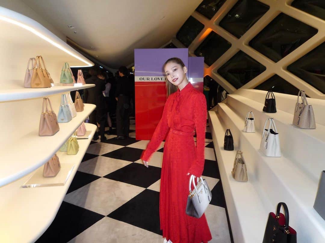のインスタグラム：「PradaGalleria👜  2007年に誕生したプラダのアイコンバッグ「プラダ ガレリア」  ミラノのアーケード「ガレリア・ヴィットリオ・エマヌエーレⅡ世」にあるプラダ第1号店にちなんで名付けられたみたいです🧐💭　  サイズやカラーのバリエーション豊富なので自分にぴったりな「ガレリア」がみつかるはず〜！⭐️  @prada  #PradaGalleria」