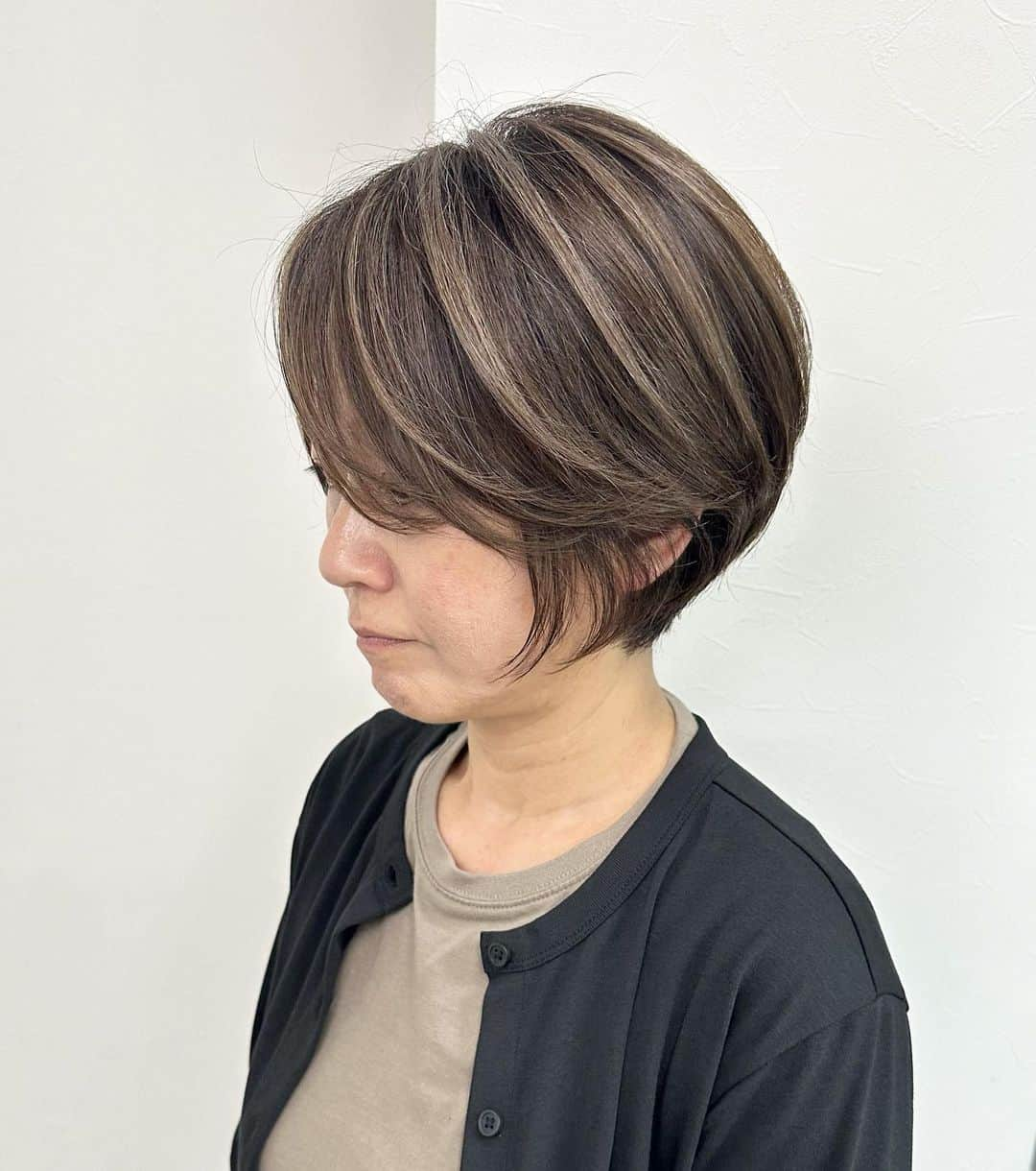 【高砂・美容師】平岡歩 ヘアアレンジ hairarrangeさんのインスタグラム写真 - (【高砂・美容師】平岡歩 ヘアアレンジ hairarrangeInstagram)「2ヶ月前のハイライトイケる？  計算して入れたハイライトから2ヶ月後も復活可能です✨  ハイライトカラー迷子を救う人🥇平岡あゆみと申します🙇‍♂️  現在ありがたいことに、ご新規様のご予約が基本的、1.5から2ヶ月待ちとなっております🙇‍♂️ ご予約お取りしずらいですが、是非諦めず予約獲得に挑戦していただけると嬉しく思います✨ ご希望であればスラッシュの他の優秀なスタッフのご紹介もさせて頂きますのでご相談ください✨  ⚠️ハイライトでこんな悩み、経験はございませんか？ ⁡ 😞ハイライトしたけどよくわからない 😞ハイライトが太すぎて虎柄みたいになった 😞ハイライトが白髪みたいになった 😞ハイライトが何故か思い通りになった事がない ⁡ これらのお悩みや失敗には全て理由があって、例えばよくわからないハイライトは、カラーを塗る際の塗り分けの仕方が間違っていたり、ハイライトが太いのはハイライトの入れ方に工夫がなかったり、僕自身もまだ経験が浅い頃全てを経験した事がありました（その頃お越し頂いてたお客様すみません🙏）ですが失敗を糧にお客様に必ず喜んで貰える様になりたいと、10年以上の美容師人生をかけ、その術を学び、考え、習得して参りました✨ ⁡ 他のハイライトカラーも是非ご覧下さい👇 @ayumi_hiraoka ⁡ ハイライトに挑戦したいけど綺麗になるのか不安と言う方、その不安は僕の前では絶対に安心に変わるので、お悩みの方は是非ご相談ください☺️ ⁡ ハイライトは特殊な技術故に誰でも出来る技術ではございません🙅‍♂️難しい技術で、お客様の現在の髪状態や施術履歴にも非常に影響されるので、先ずは一度予約ご相談用 LINEからご相談ください🙏 難しい技術の為、1度のご来店では出来ない場合もあります、その際はどうすれば出来る様になるのか計算してプランをお伝え致しますのでご安心ください🙇‍♂️ ⁡ が【ハイライトをお考えの方へ💇‍♀️✨】 ハイライトをする時は… ▶︎色味 グレーorグレージュorブラウンorベージュor暖色 ▶︎明るさはどのくらい 暗めor明るめor明るすぎず暗すぎず？ ▶︎ハイライトの太さのイメージ 太めor細め？ ▶︎どういうイメージにみられたい？ カジュアル系orギャル系？ この4つを元に選ぶと美容師さんにも伝わりやすので是非ご参考下さい💁‍♀️ 僕が担当させていただく場合はこの項目を元にしっかり安心できるカウンセリングをさせて頂いてから、施術に入るので初めての方も是非ご相談ください😊  詳しくはプロフィールURLの料金表ご覧下さい🙏 【兵庫県姫路市】 ▶︎平岡歩 @ayumi_hiraoka ＿＿＿＿＿＿＿＿＿＿＿＿＿＿＿＿＿＿＿＿＿＿＿ 今まで幸せにさせて頂いた方々の髪はこちら💁‍♀️ ⬇︎⬇︎⬇︎⬇︎⬇︎⬇︎⬇︎⬇︎⬇︎⬇︎⬇︎⬇︎⬇︎⬇︎⬇︎⬇︎⬇︎⬇︎ 《@ayumi_hiraoka》 ＿＿＿＿＿＿＿＿＿＿＿＿＿＿＿＿＿＿＿＿＿＿＿  @slash_lifedesignsalon  株式会社s.l.d  代表平岡歩 ⁡  【お店情報】 営業時間　10時〜20時ぐらい 料金表　プロフィールURLに記載 住所　兵庫県姫路市西二階町121番地2階 ⁡ 【ご予約方法】 現在ご新規様のご予約はキャンセル待ちのみと なっております🙇‍♂️ キャンセル待ち専用 LINEを登録して、送られてくるキャンセル待ちエントリーフォームを入力してエントリーして下さい🙏 ご予約時にLINE @にて ・料金の事前提示 ・所要時間の事前提示 ・このカラーはどのメニュー選べばいい？ などお気軽にご相談下さい🙇‍♂️ ご予約はこちらのLINEからお願いします♪ LINE ID 【@183ihoos】 LINEのID検索より検索してください 最初の＠マークを忘れずに入れて下さい。 ご質問などはコメントにお願い致します！  #ハイライトカラー #ハイライトロング #ハイライトヘア  #白髪ぼかしハイライト #白髪を活かすハイライト  #姫路美容室　#姫路美容院　#姫路ハイライトカラー #姫路ハイライト #ブリーチなしハイライト#インナーハイライト#脱白髪染めハイライト #脱白髪染め #白髪活かしカラー　#白髪活かし　#スタイリングオイル #旦那様にも褒められるハイライト」6月8日 19時07分 - ayumi_hiraoka