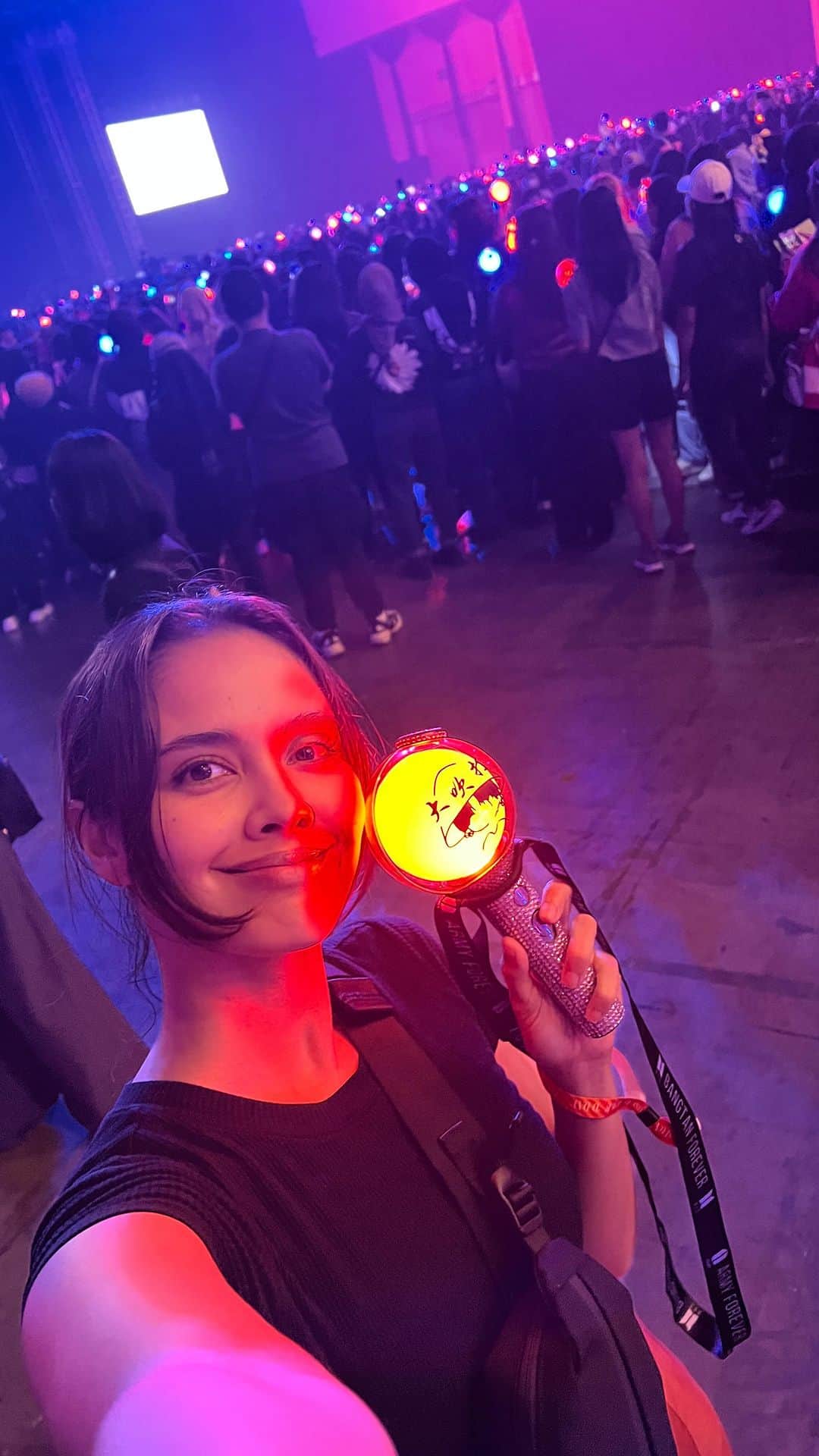 ミーガン・ヤングのインスタグラム：「NO REGRETS!!! If only I could watch more of Yoongi’s shows ❤️‍🔥 I would watch over and over again and lose my voice over and over again 🧡💙 I’m so happy that I got to see him in Jakarta and I wouldn’t have it any other way. Excited for my co-army’s that are gonna be watching him in Bangkok this weekend!!! 🖤🖤🖤」