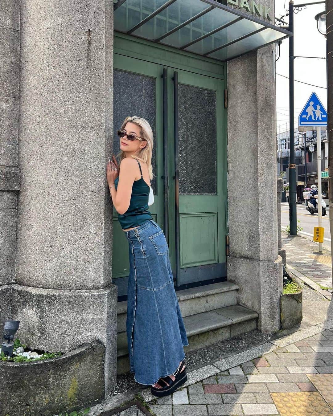 Satomi Biancaのインスタグラム：「💶🏦💷 　 THE BANK. 　　　 　 サンダルは @clarksshoes 🖤 　　 靴のイメージがあるけど、サンダルも可愛い💟 　　 　　 #クラークス  #clarksshoes  #clarks」