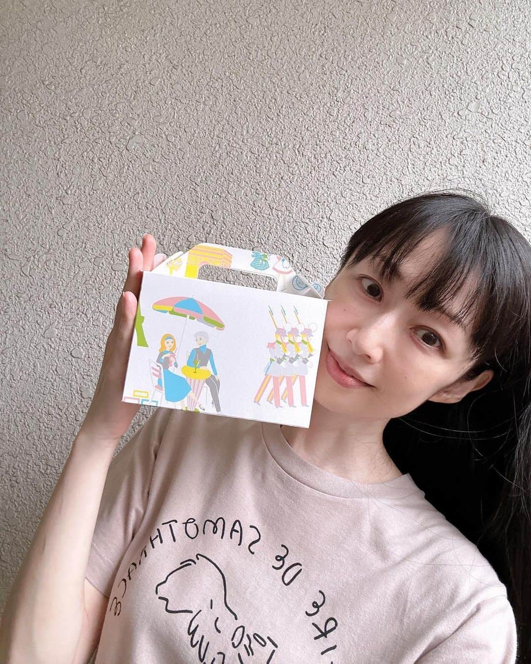 理絵のインスタグラム：「近江屋洋菓子店さんのケーキとアイスをいただきました❕  ありがとうございます🧚🏻  このケーキの箱、世界一可愛いと思うの🤍  ケーキもアイスも美味しくて大好き❕  そして洋菓子店だけれどパンも美味しいの❕  #近江屋洋菓子店  #ショートケーキ #アイスクリーム」