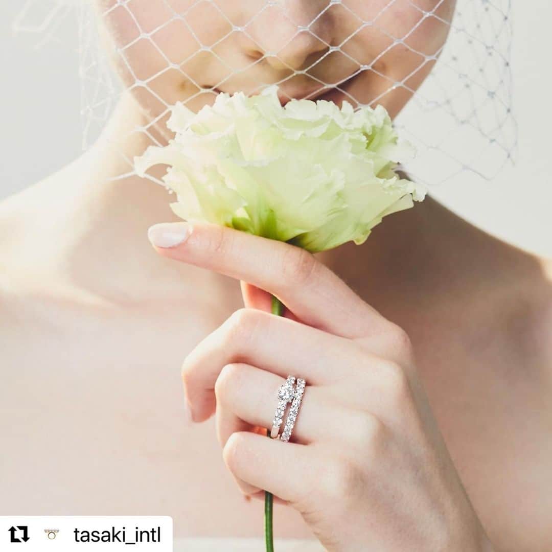 のインスタグラム：「#Repost @tasaki_intl with @use.repost ・・・ The ‘BRILLANTE’ ring and the ‘balance’ earring is a glistening combination for a bride with a modern style. #TASAKI #BRILLANTE #BRIDAL #DIAMOND」