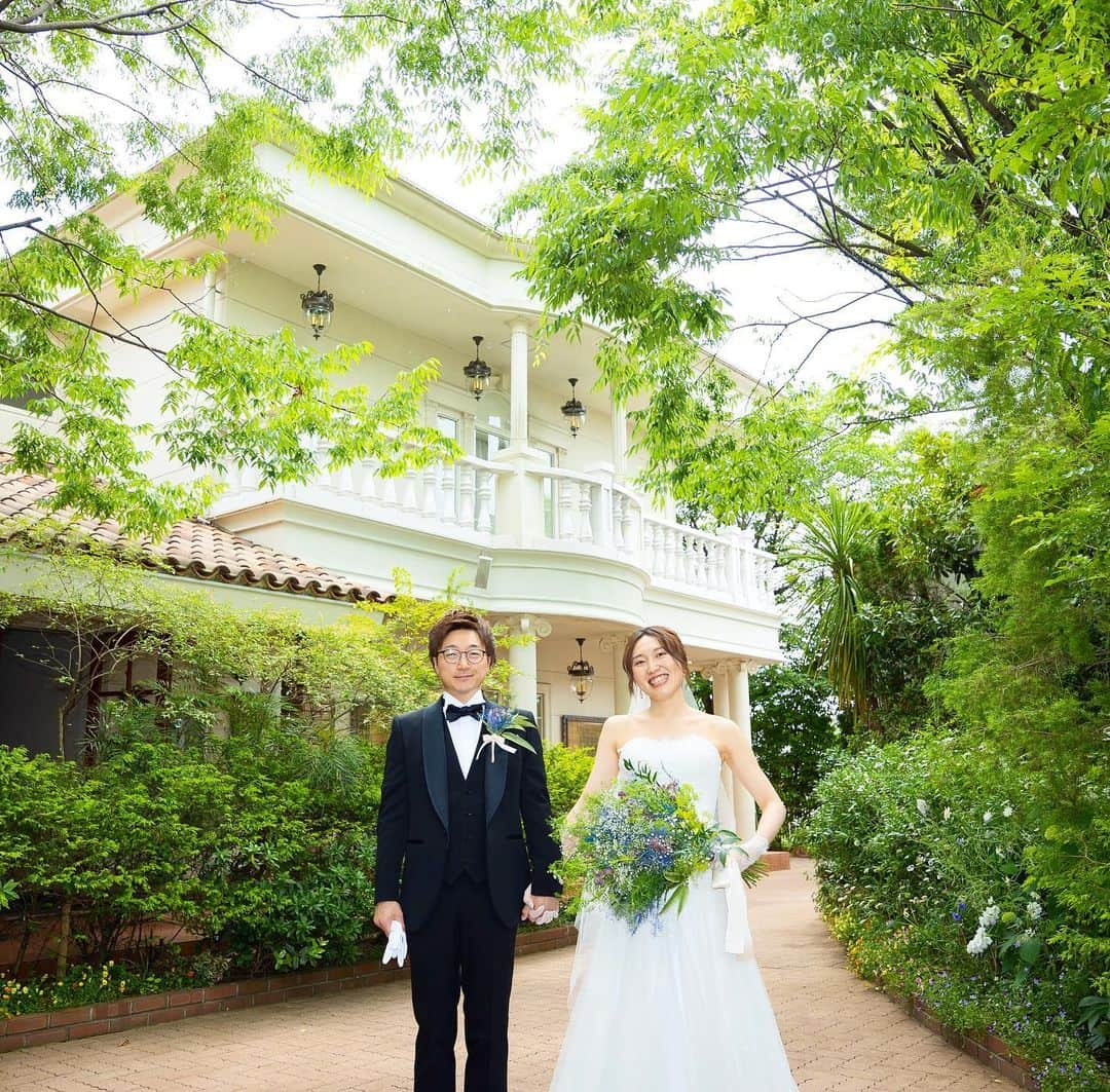 エヴァウイン小山プレミアムスィーツのインスタグラム：「🌿自然溢れるガーデンフォト🌿  昼間は自然の光に包まれ🌱𓂃 𓈒𓏸  夜はライトアップしたガーデンで✨ 一生の思い出になること間違いない！  貸切ができるからこそ叶えられる おふたりだけの空間 💕  #エヴァウィン小山 #エヴァウイン小山プレミアムスィーツ #エヴァ婚 #小山結婚式場　 #小山式場　 #小山花嫁　 #結婚式　 #栃木花嫁　 #結婚式場探し #結婚式場選び #結婚式場見学  #結婚式ドレス   #結婚式ヘアアレンジ   #結婚式ヘアメイク   #結婚式ヘアスタイル   #結婚式ブーケ   #結婚式写真   #ナイトフォト   #ナイトウェディング   #貸切ウェディング  #プレプレ花嫁　 #プレ花嫁デビュー #プレ花嫁準備 #栃木結婚式場　 #栃木結婚式 #結婚式準備」