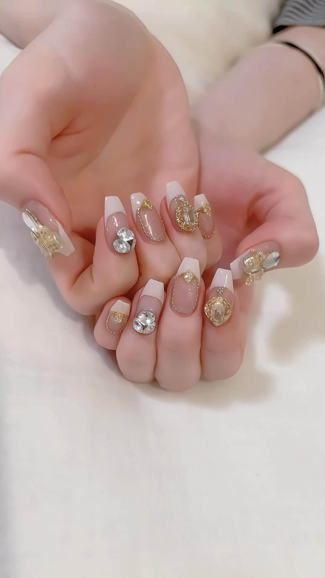 若林萌々のインスタグラム：「今ネイル🛁🩷キラキラしてるかわいい🥺 ネイルはずーっと @a.l.u.m__rin さんのところ通ってる❤︎」