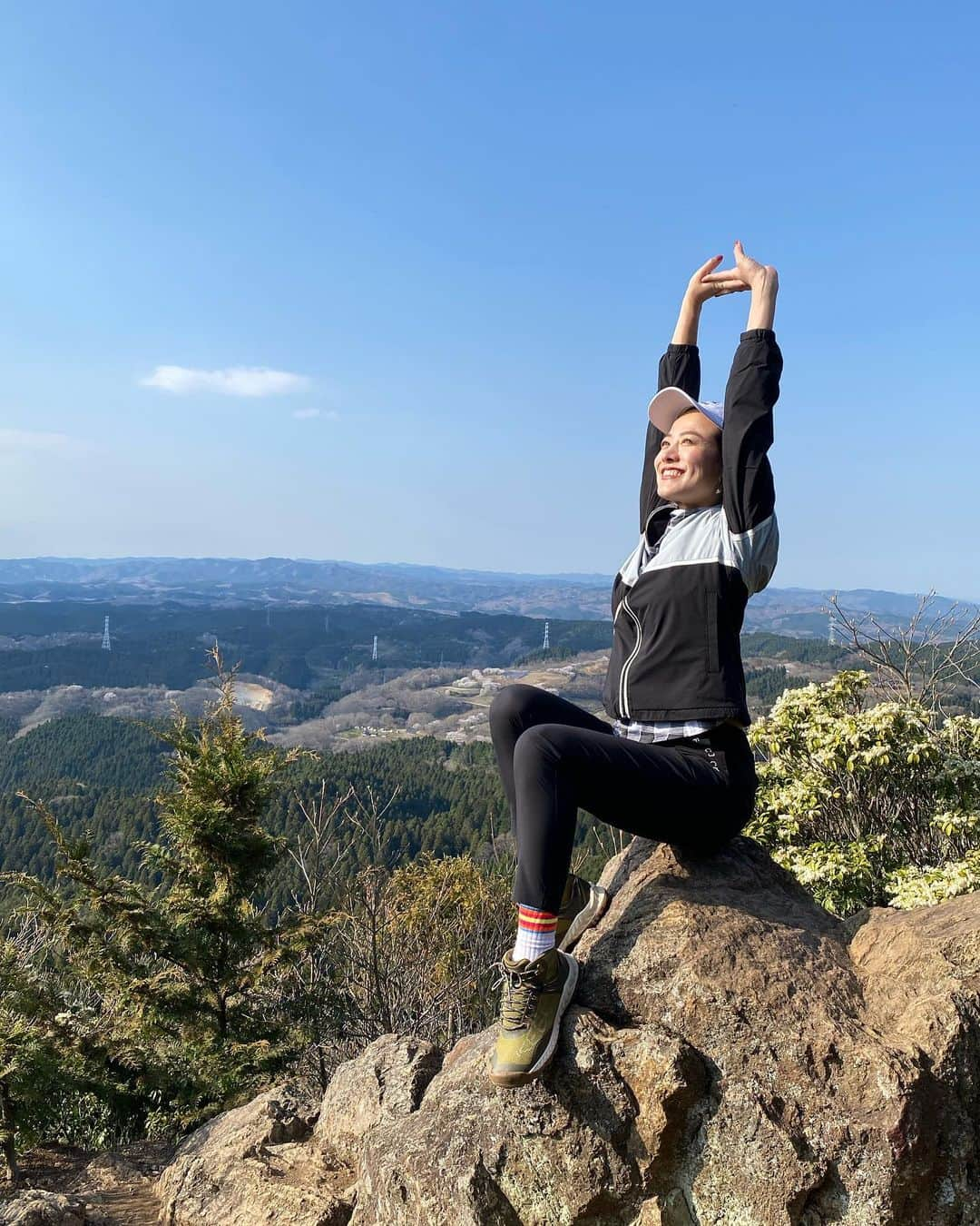 金ケ江悦子のインスタグラム：「* 日立にある “御岩神社”⛩️  日本で最も多くの神様が祀られると言われている場所。  山頂までは40分くらいかな⛰️  コケが まぁなんと美しいこと。  “綺麗さび”の世界でした😌  #美旅  #人生の美意識を高める  #時を重ねた美  #意思ある美しさ  #美を紡ぐ   #日立 #神社巡り #神社⛩ #御岩神社 #御岩神社パワースポット #日本のパワースポット #日本の美 #日本の美しい風景  #美意識を高める #美意識を高める旅 #ウェルビーイング #ウェルビーイングな生き方 #ウェルビーイングライフ #美と教育 #心地よく生きる #日本の神社 #おすすめ神社 #人生の楽しみ方 #美しく生きる #美しく心地よく生きる」