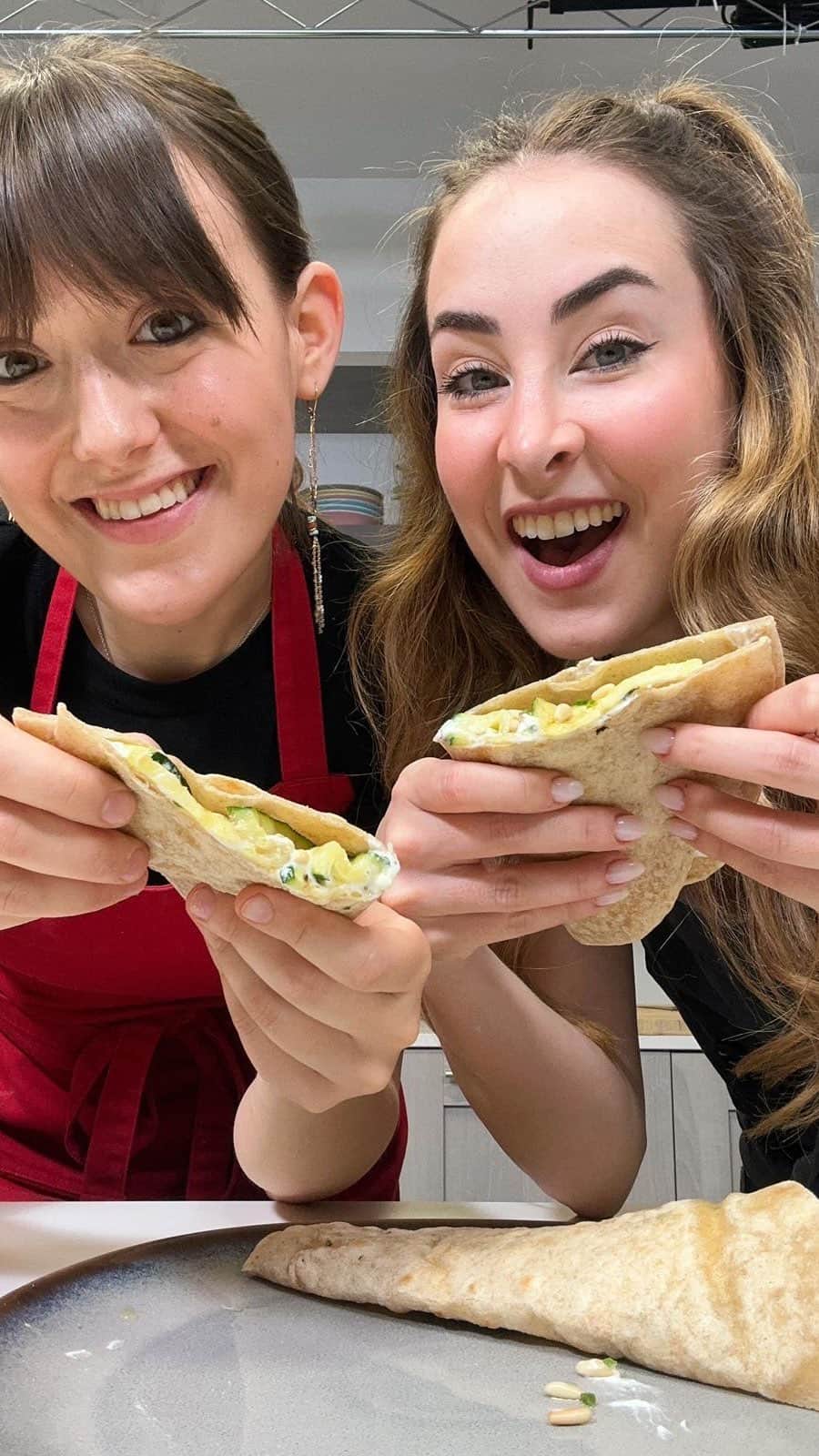 カルロッタ・フェリートのインスタグラム：「Ricetta super semplice (o quasi) per un pranzo al volo o una cena sfiziosa🥒🧀🥪 Per la piadina 250g farina 125g acqua tiepida 1 cucchiaio olio evo Sale  Per la farcitura 2 zucchine 200g feta 70g yogurt greco Menta  Erba cipollina Sale  Pepe」