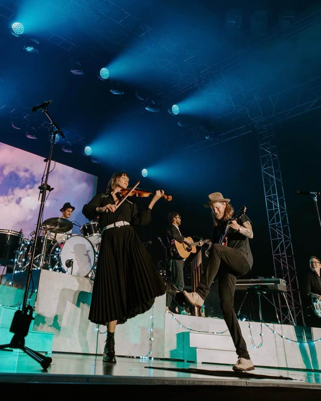 The Lumineersさんのインスタグラム写真 - (The LumineersInstagram)「Prague you were INCREDIBLE! Great energy last night and we can’t wait to do it again… next stop, Denmark 🤘」6月8日 19時17分 - thelumineers