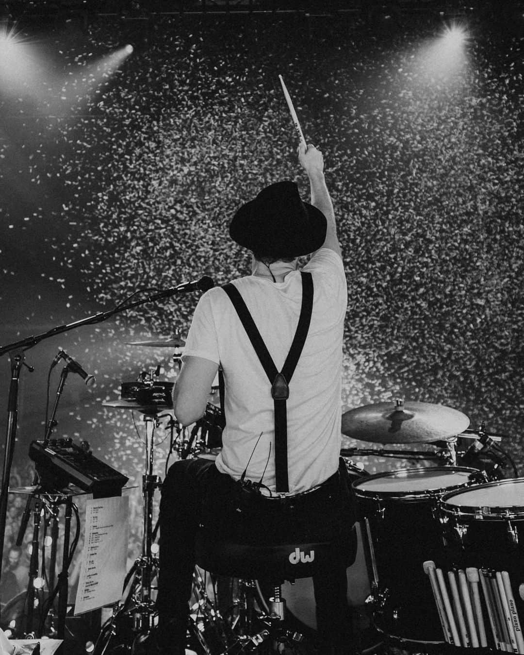 The Lumineersのインスタグラム：「Prague you were INCREDIBLE! Great energy last night and we can’t wait to do it again… next stop, Denmark 🤘」