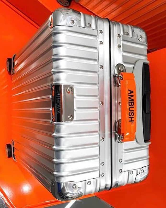YOONさんのインスタグラム写真 - (YOONInstagram)「Yall know I've been a major @rimowa stan for more than a decade and all my trunks need to match exactly. 😌🩶 Thanx @rimowa for having @ambush_official as a part of “SEIT 1898”, a 3-stop touring exhibition featuring over 100 cases from its archives and friends of the brand. 🙏🏽🧡🖤🩶  📍 “SEIT 1898” EXHIBITION  Yodobashi J6 BUILDING Shibuya Jingumae 6-35-6  Ps, I also starred in their NEVER STILL campaign a few yrs back if you wanna dig up 🤘🏽  #rimowa #trunk #seit1898 #neverstill #traveladdict #ambush」6月8日 19時19分 - yoon_ambush