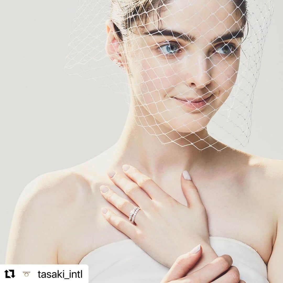 のインスタグラム：「#Repost @tasaki_intl with @use.repost ・・・ The ‘BRILLANTE’ ring and the ‘balance’ earring is a glistening combination for a bride with a modern style. #TASAKI #balance #BRILLANTE #BRIDAL #DIAMOND」