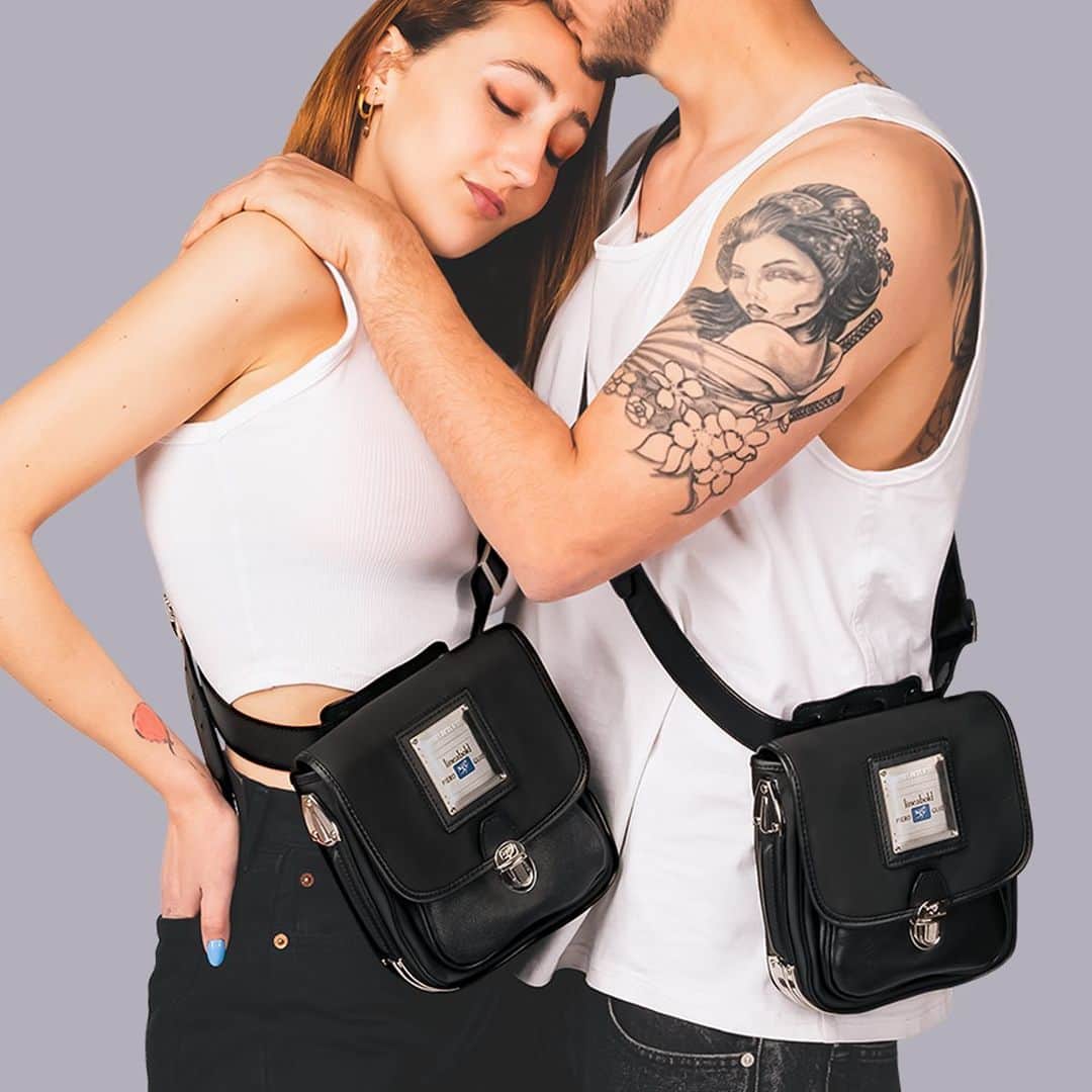 ピエログイディのインスタグラム：「Piero Guidi “Angeli del Nostro Tempo” – Giberna con cintura LineaBold mod. “Idol”, in cuoio e tessuto antigraffio con targa in acciaio personalizzabile con il Tuo Nome. Per Giorgia @giorgiagianotti e Federico @fedmangani dipinti nel loro spirito innovativo, le nostre idee la nostra creatività #PieroGuidi LineaBold “Audace come Te”   #LineaBold #Pgcreativefactory #loveitaly」