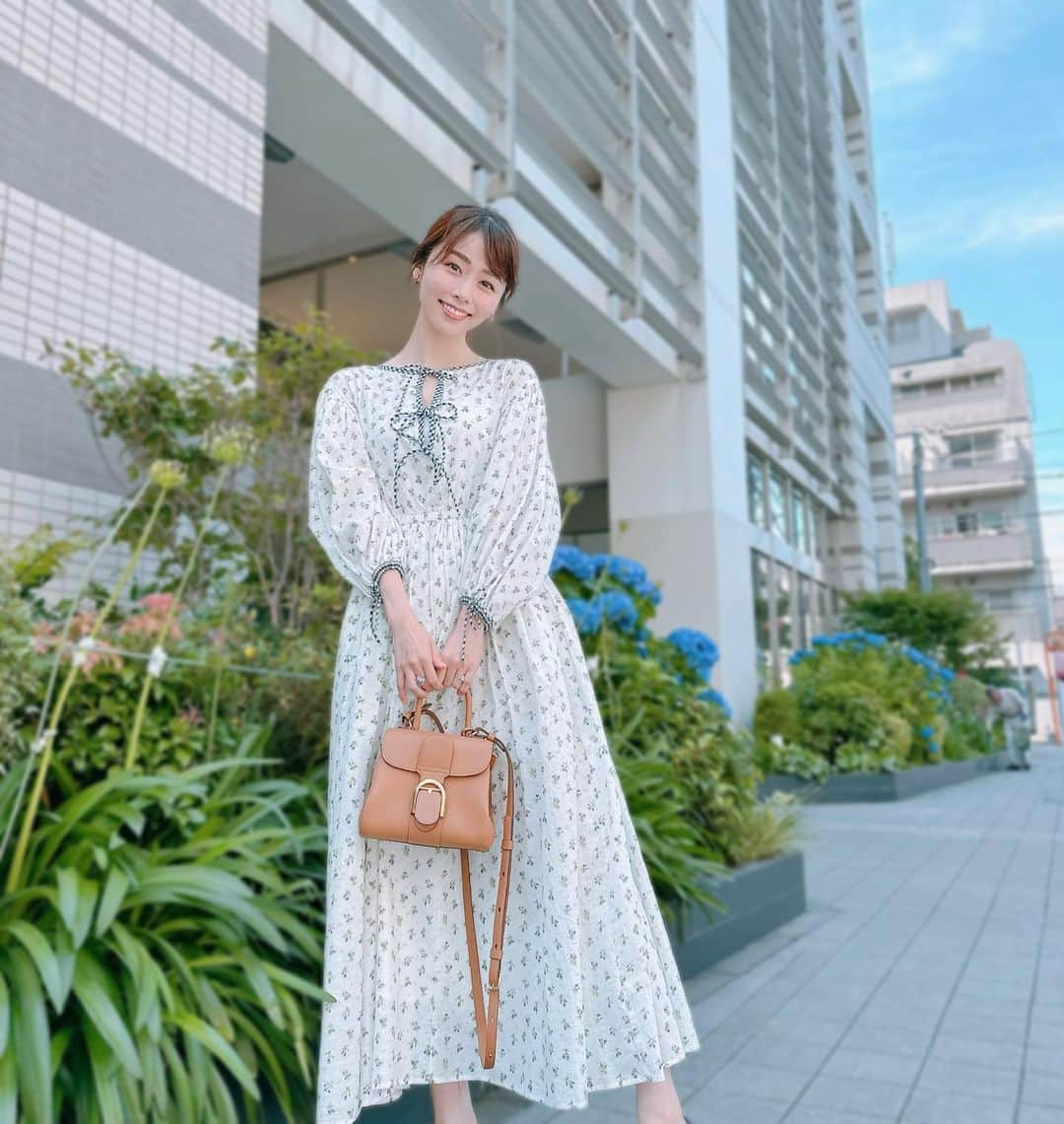 伊藤京子のインスタグラム：「. お天気が良かった昨日🌼 梅雨入り前に。と晴れているとお出かけの予定を入れがちな最近でした🤭☀️  #後ろの紫陽花が可愛かったなぁ💙 #関東もついに梅雨入りですね☂️」