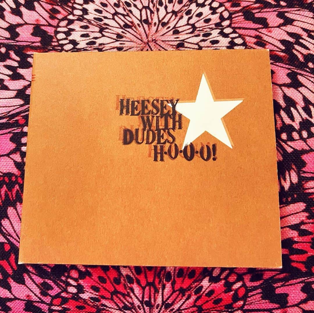 広瀬"HEESEY"洋一さんのインスタグラム写真 - (広瀬"HEESEY"洋一Instagram)「HEESEY WITH DUDESの2004年リリースの超レアなミニアルバムが再発売となりますよー。 サブスクリプションでは一足先に我が還暦バースデー・4月19日に解禁になっているけど、全6曲のCD盤として6/18＠東京と7/1＠大阪でのHWD20周年ライヴ会場とWEB通販にて限定発売となります。 メンバーの苗字のイニシャルを並べてタイトルを命名した『H・O・O・O！』。 “あの頃”が鮮やかに蘇るぜー🎶🎶 詳細は↓  https://www.heesey.com/information/_20230608-2/  そして上記の東京&大阪でのライヴのグッズのTシャツはコチラ！ 両バンドロゴだけのシンプルなデザインながらボディカラーがクール！ コチラはホットピンク🩷　黒×白もありまっせー🖤 詳細は↓  https://www.heesey.com/information/20230608/  ミナサマ、是非是非入手してくださいまし!!」6月8日 19時27分 - heesey0419