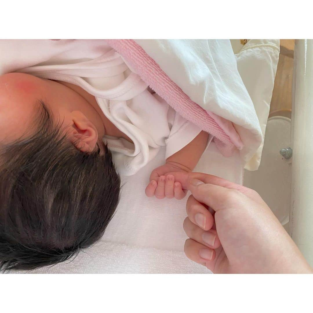 小泉留菜さんのインスタグラム写真 - (小泉留菜Instagram)「#出産レポ 📝  👶🏻2023.06.05 AM06:23⏰ 🍼38w3d 3574g baby girl🎀  6/3前日の健診で子宮口グリグリ効果で おしるしがつきすぐに病院に電話🏥📞 台風の影響で道路が冠水していて10分で着くはずが 1時間半ほど遅れて到着して怒られる😀 子宮口3センチで入院確定✨ NSTして陣痛の波がなかなか起きず、 院内往復、階段往復、スクワットで運動💪🏻✨  6/4特に変わりなくお腹がたまに張る程度。 後から陣痛室に来た人たちに先を越されて少し焦る😂 ひたすら院内往復、階段往復、スクワット！ 陣痛ジンクスを信じてオロナミンC飲む🥤 明日の朝から促進剤やろうか！の流れになる。  6/5 0:05気づくと子宮口4センチになり、陣痛始まる。 10分間隔を切る。 遥大の時はこの時点でぎゃーぎゃー言ってたのに 携帯触れるほど余裕😎🤲🏻  1:11 子宮口5センチ分娩台移動✨ 早すぎない？！と思いつつも、経産婦ということと 分娩台が空いていたから今のうちに移動🚶‍♀️💪🏻 このとき陣痛5分〜7分間隔。  3:11子宮口6センチ。 呼吸と一緒に声が出ちゃう。 小声で痛いな〜とか言ってた🥲 眠気もあって体力だけがひたすら奪われていく。 途中おしっこがしたくて、トイレに行く🚽 おしっこがしたくなるのは赤ちゃんが降りてきてる証拠で、 おしっこをすることによってお産が進むらしい！  4:12子宮口8センチ 旦那呼び出しする📞 痛くて声が震えながらの電話に旦那焦る。笑 YouTuberみたいに記録残したくて謎に自分で動画撮る。笑  4:26旦那病院待機👨🏻 (このときから1時間半ほど待たせてしまった💦) ちょこちょこLINEできるくらいまだ余裕がある。 またおしっこしたくて管でやってもらったことで、 一気に陣痛が進み出す。  5:06子宮口ほぼ全開だけど陣痛が弱い 助産師さん消えるたびに名前で叫び出す。笑  ここから意識朦朧して、 時間とかあまり覚えてないんだけど、 陣痛の波が終わったら気を失うように寝たり😂 破水はわざとしてないよって 助産師さんが言ってたのは覚えていて、 いきみの練習したりしてた！ お尻に手を置いてくれていたり、 助産師さん優しすぎていなくなるのが怖かった。笑  破水させて一気にいきみたくなるけど、 まだいきまないで！！！の助産師さんに 無理！！！の返し。笑 ひたすらいきみたくていきんで、 赤ちゃんが飛び出ちゃうから！！！と怒られる。🥲 多分勝手にいきみすぎたことでお股が裂けてしまい、 痛すぎて悲鳴の悲鳴😂 (旦那に聞いたら今回は静かなお産って思ってたみたいだけど、あ、やっぱり叫ぶんだねって思ったみたい。笑) 今回もジェットコースター並みに叫ぶ。🗣️ もうそのまま勝手にいきみ続けて、 ２回ほど助産師さんにせーの！でいきんだらベビ誕生👶🏻✨　 産声聞こえて旦那と大号泣😭😭😭 痛かったよ〜と 無事に産まれたことに涙が止まらなかった🥹✨ そこから記念撮影して旦那帰る。  先生と助産師さんがバタバタ慌てていて、 お腹の中をひたすらグリグリされて まだ羊水めっちゃでるな〜と思ったら全部出血で🩸 羊水込みの出血量が1600ml超えていて、 出血多量でみんなバタバタ💦 どこから出血しているのかがわからず時間がかかり 点滴追加で、処置に時間がかかった。 血圧は安定していたから特に問題ではなかったけど、 体温がとても低かった😂 出産って命懸けって言うけど ほんと命懸けなんだなと再認識🥹✨  38w3dで生まれて3574gだったけど、 40wまでお腹にいたら一体どうなってたの〜って 思うと怖いなあ🥹✌🏻笑 助産師さんたちもやっぱり大きかったね！の一言。笑  ２回とも普通分娩のお産だったけど、 もしまた授かることができたら 次こそは無痛分娩経験してみたいな💪🏻✨  私たちの元に来てくれてありがとう👶🏻🌷 これからよろしくね💓  #出産 #出産報告 #ご報告 #第二子 #第二子出産 #赤ちゃん #ベビー #baby #女の子ママ #2児ママ #0歳 #0歳児 #0歳児ママ  #3歳 #3歳男の子 #3歳児 #ママ #男の子ママ #ママスタグラム #25歳ママ #口唇口蓋裂 #関東ママ #埼玉ママ #小さい彼氏」6月8日 19時38分 - runa_tyobin