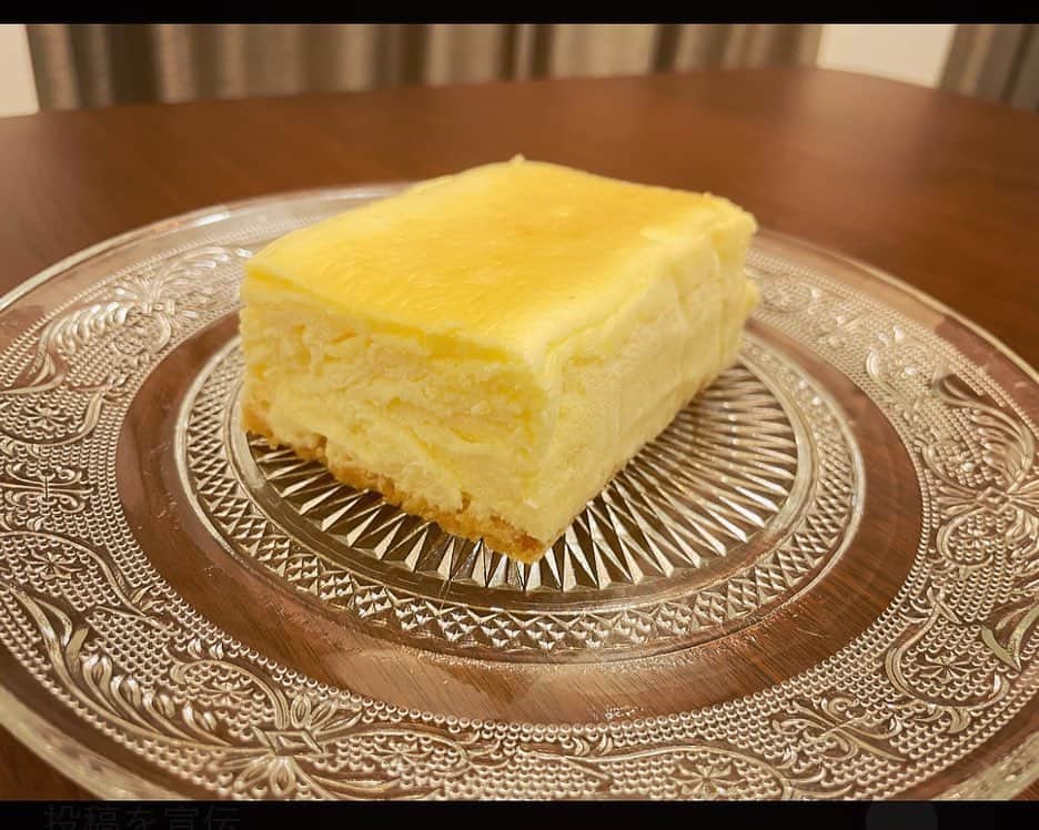 田中良子さんのインスタグラム写真 - (田中良子Instagram)「@sweetsfactorycerise の ジュクレ〜米粉を使った北海道産クリームチーズを使った半熟スフレケーキをいただきました🍰 これ、めっちゃくちゃ美味しい！！ すっごく濃厚！！ こんなにクリームチーズの味がしっかりしてるのに、しつこくなく程よい酸味でおいしかったぁ🥹✨ #半熟スフレケーキ って名前だけあって、 とにかく柔らかくてとろける！ ケーキ切る時も、溶けていく！！ しっとりした濃厚な #チーズケーキ でだいぶ私のタイプでした🤤 お手頃価格なので、#ギフト にもおすすめです🎁 父の日にもいいかも！！  催事も行われてるので是非🥧✨ 6/8～6/14　近鉄上本町駅 6/15～6/21 近鉄西大寺駅 6/28～7/4　大丸梅田店  #チーズケーキ大好き #スイーツファクトリースリーズ #sweetsfactorycerise #大阪スイーツ #堺スイーツ #手土産 #手土産スイーツ」6月8日 19時36分 - tanakaryoko102