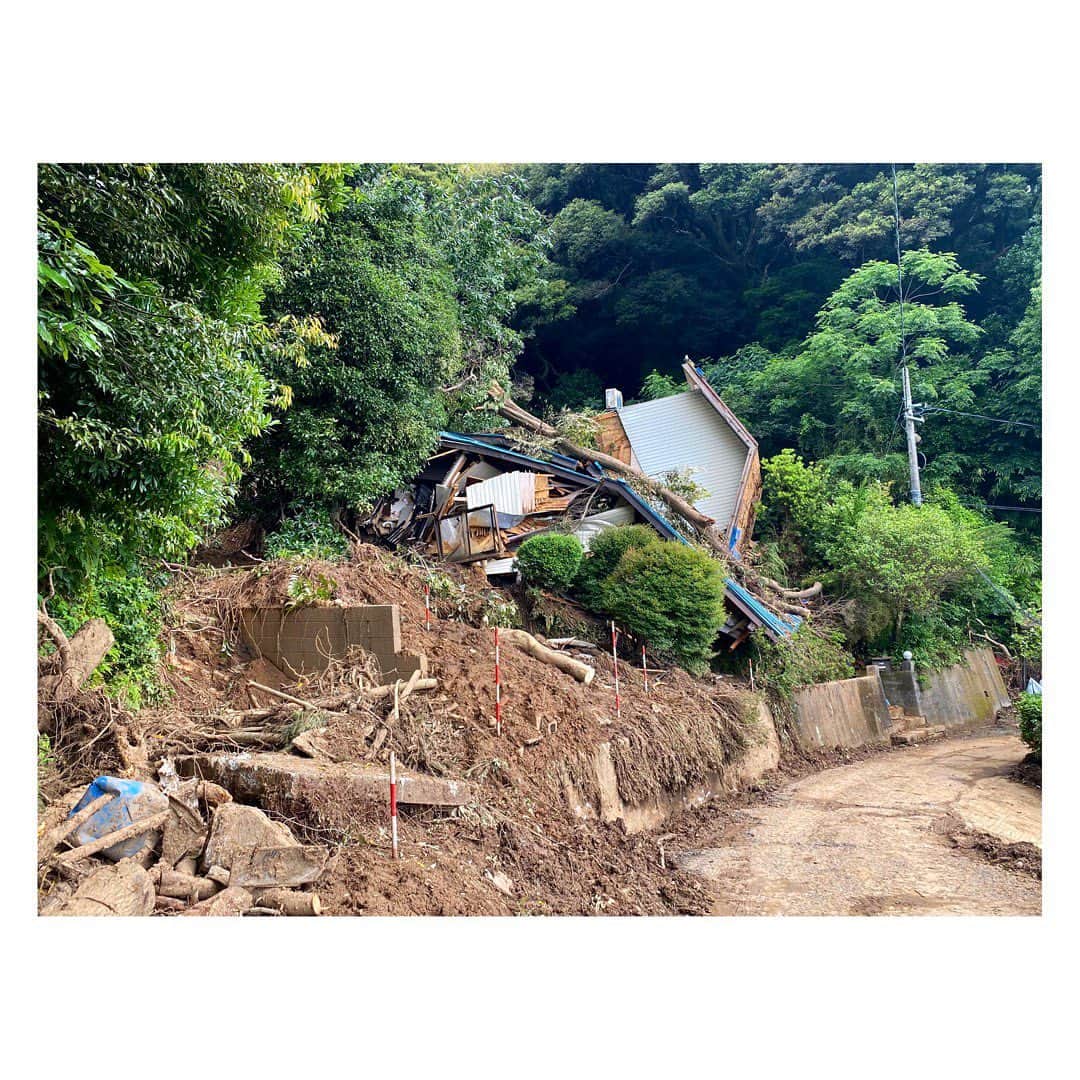 上坂嵩さんのインスタグラム写真 - (上坂嵩Instagram)「土砂災害に警戒を⚠️ . 今日は、先日の大雨で土砂崩れが発生した #豊川市 #御津町 を取材。 現場の様子や地域の声をお伝えしました。 . 先週の雨で土砂が流れ込んだ道路は、 近隣住民やボランティアの協力によって 堆積していた土砂は片付けられていました。 . しかし、土砂崩れで倒壊した住宅は 瓦などがいつ落ちてきてもおかしくない状況。 . 住んでいた方は、倒壊前に避難して無事で、 市内の親族の家に身を寄せているそうです。 . 発災時の状況を伺うと 「当初は、避難を躊躇っていた。 　ただこれまでの大雨とは異なる茶色く濁った水が 　川のように流れているのを見て避難しようと思った。 　もし判断が遅れていたら、私たちの命はなかった。」 と話していました。 . 先週の大雨で地盤が緩んでいる所では 少しの雨でも土砂災害が発生する恐れがあります。 . 雨脚が強まるのは、このあと深夜から未明です。 今後の情報に十分注意してください。 . . #災害 #防災 #減災 #大雨 #台風 #梅雨 #土砂災害 #土砂崩れ  #メーテレ #アップ #アナウンサー #フィールドキャスター #ニュースワード #SDGsビジネスマスター #上坂嵩」6月8日 19時29分 - takashi_uesaka_nbn