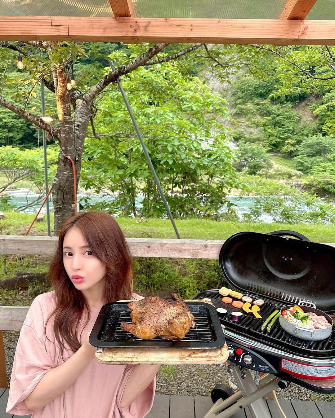 ririのインスタグラム：「どうぞ召し上がれっ🍖💚🐸✨  @springs.village ✅🏕  素敵なグランピング会場に 家族で行ってきました🚗💨💨💨  目の前の素敵な川の音に癒され👂🍀 温泉もあったから最高すぎました😃♨️ 豪華なお食事にも感激👏😆  グランピングの時は 旦那さんがいつもより張り切って 色々やってくれるから頼もしいでーす😆‼️ いつもそうだといいけど😜笑笑  りぼんが1番喜んでくれたかな😂？ わんちゃん🆗なので ぜひ愛犬家の皆様☺️行ってみて下さい🌟🐶✌️  自然を満喫して また今日からお仕事頑張ります💪  #グランピング女子会 #ペット宿　 #springsvillage足柄丹沢温泉リゾートグランピング #神奈川グランピング #関東グランピング #神奈川観光 #足柄温泉　#PR」