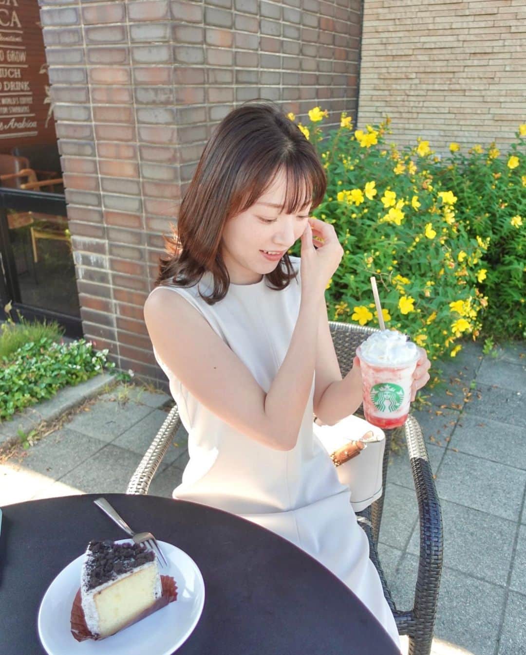 のインスタグラム：「* ⁡ 外で過ごすの気持ちいい~🌼🍃 ⁡ ⁡ &U.でラッシュリフトと フットネイルしてきました！ 最近のまつ毛は丸みのあるカールになる ラッシュリフトしてもらってます♡♡♡ @andu_morinosato  いつもありがとうございます🤍 ⁡ _ _ _ #金沢 #スタバ #美容day」
