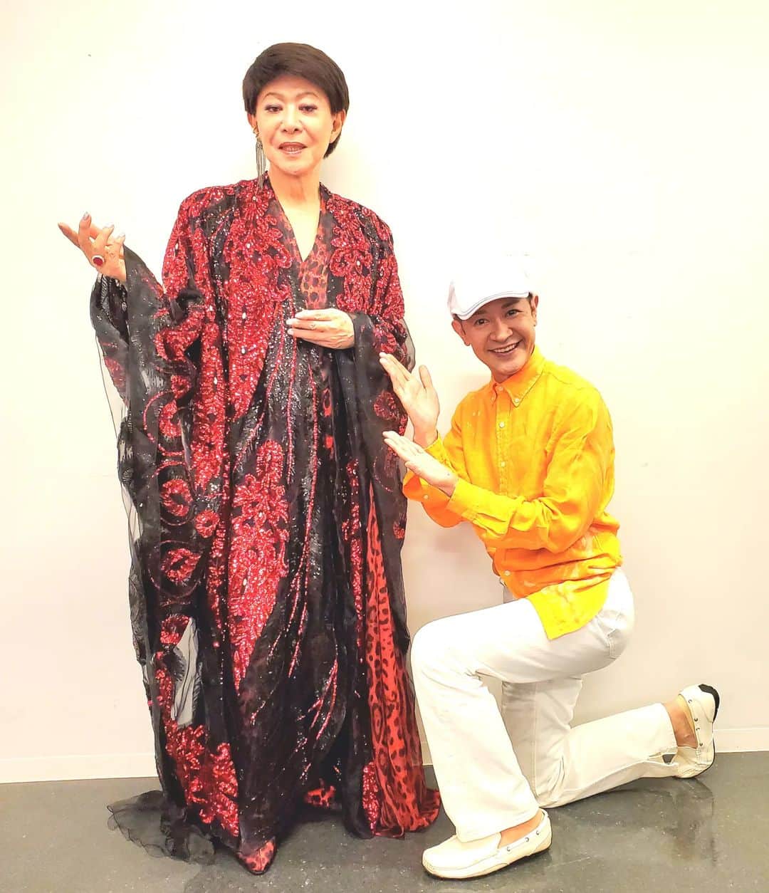 のインスタグラム：「画像１は、敬愛する心優しき、大御姉様(おお おねえさま)との１枚。  これ位の立ち位置だと画像的バランスが丁度良い様な気がするわ。  画像２は、かなりお久しぶりにお会い出来ました、変わらずチャーミングな神田うのちゃんに「ズームイン！」  画像３、４。 私の着る麻のシャツの淡い柄は、メカジキが飛びはねております。  #美川憲一 さん#kenichimikawa   #神田うの さん#unokanda   #山咲トオル #toruyamazaki   #ラルフローレン #ポロラルフローレン #ralphlauren #poloralphlauren」